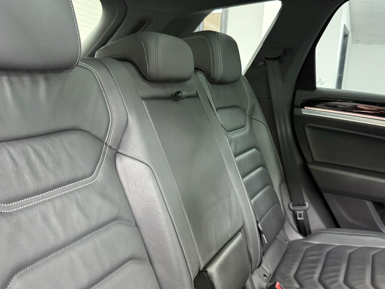 Volkswagen Touareg - Image 32