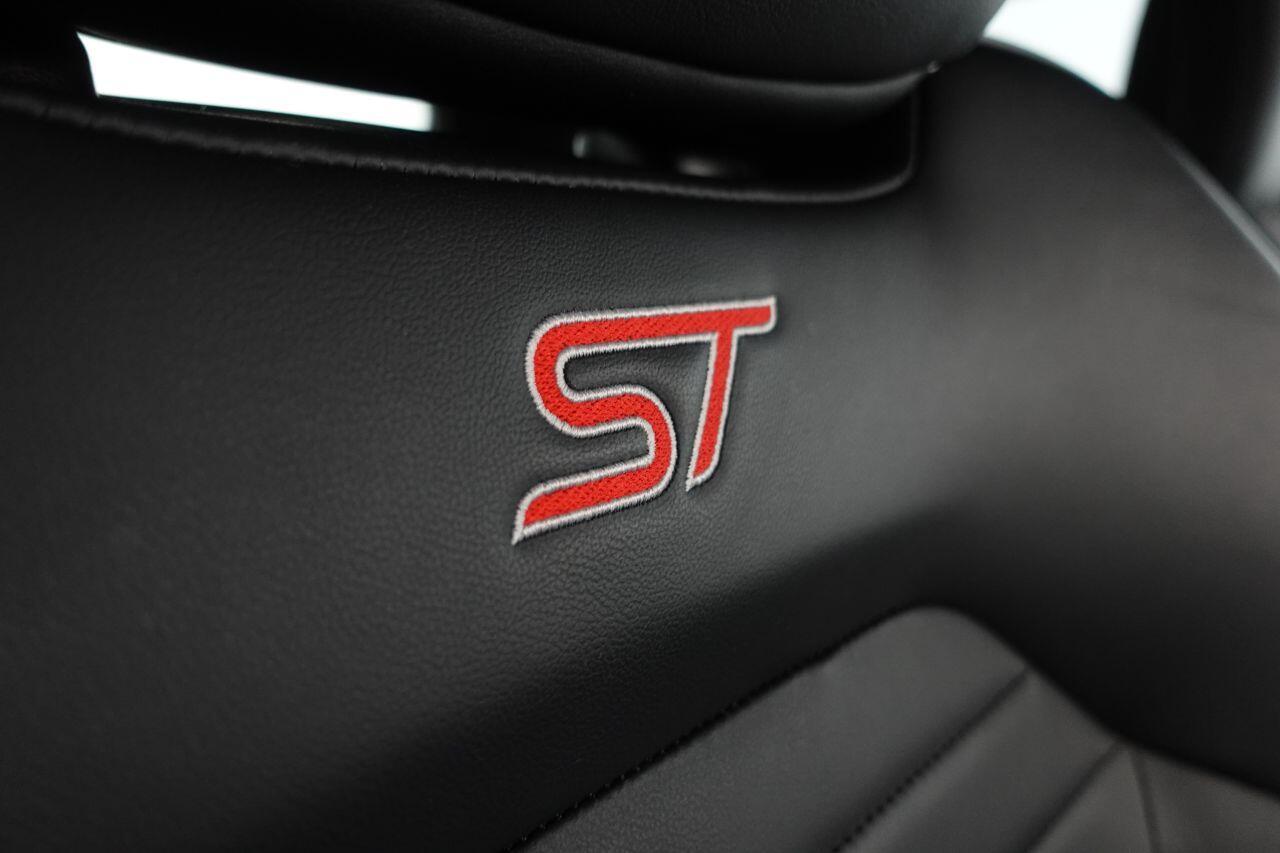 Ford Focus - Image 24