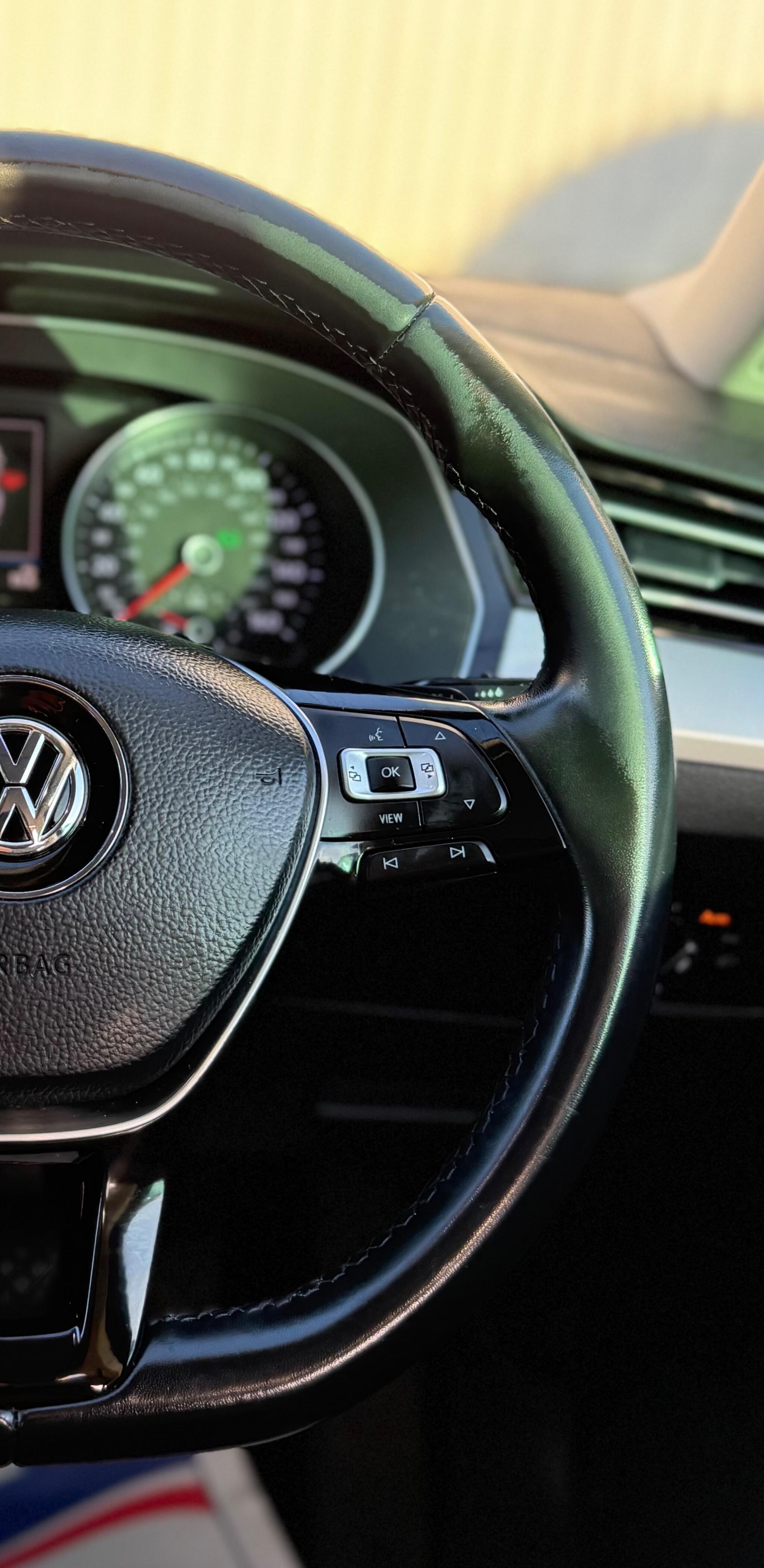 Volkswagen Passat - Image 34