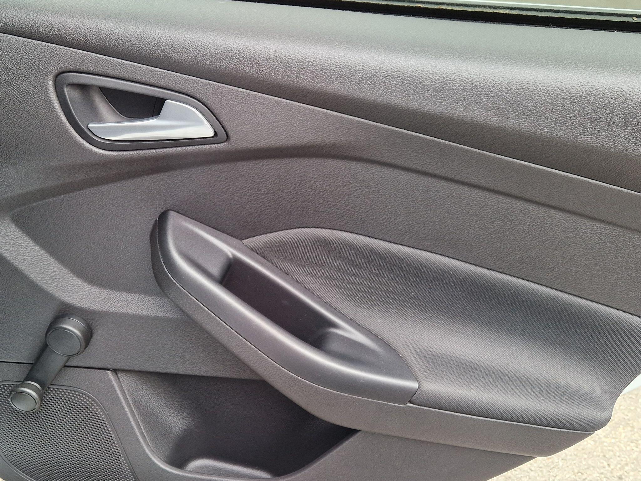 Ford Focus - Image 35