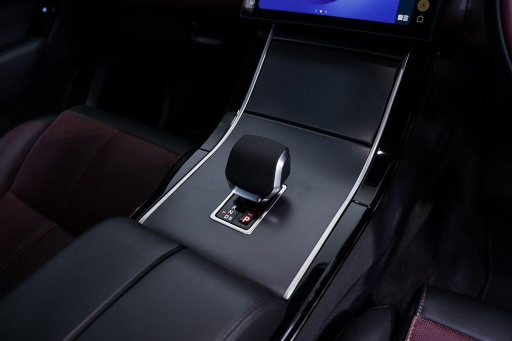 Land Rover Range Rover Velar - Image 19