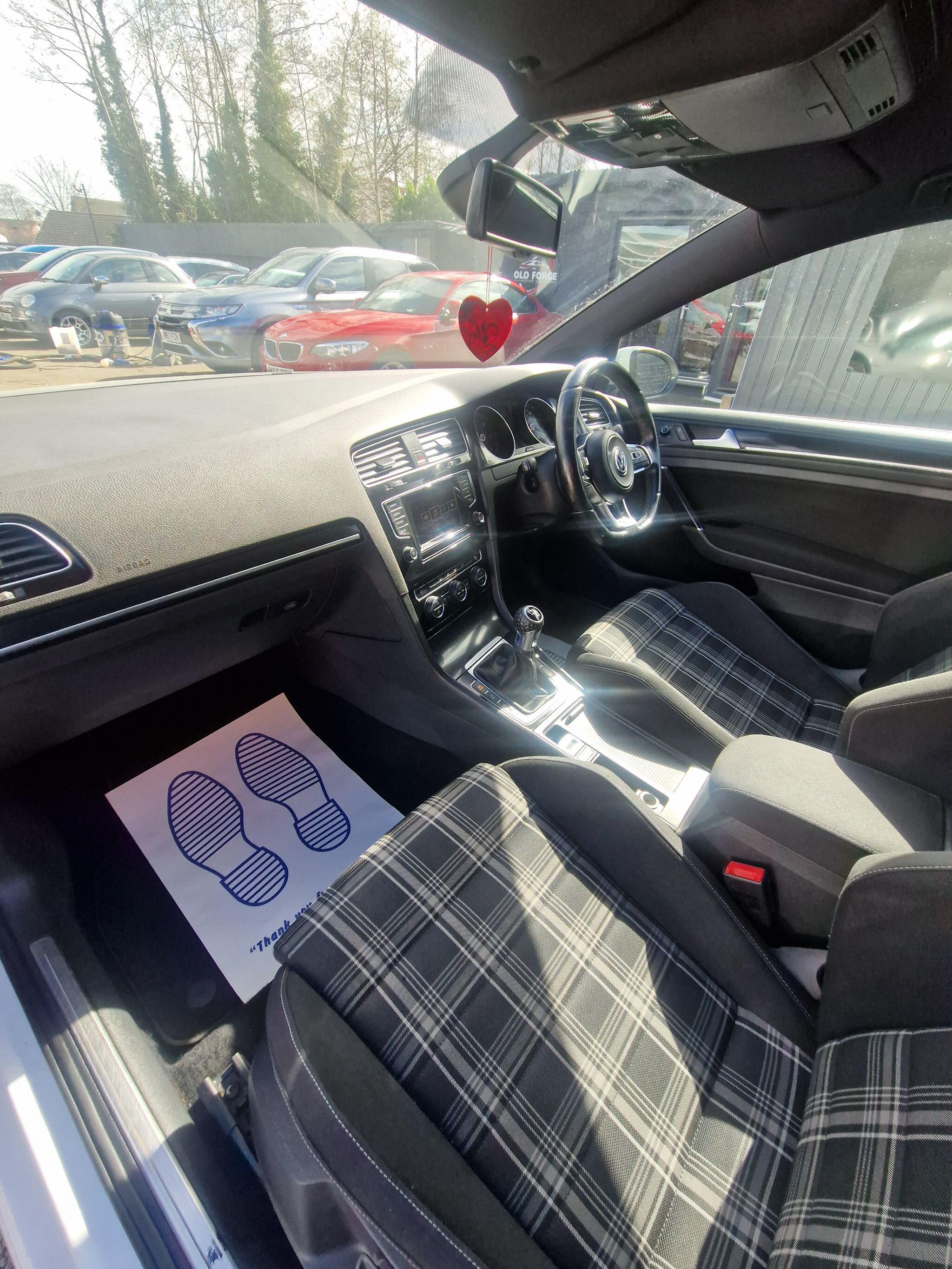 Volkswagen Golf - Image 34