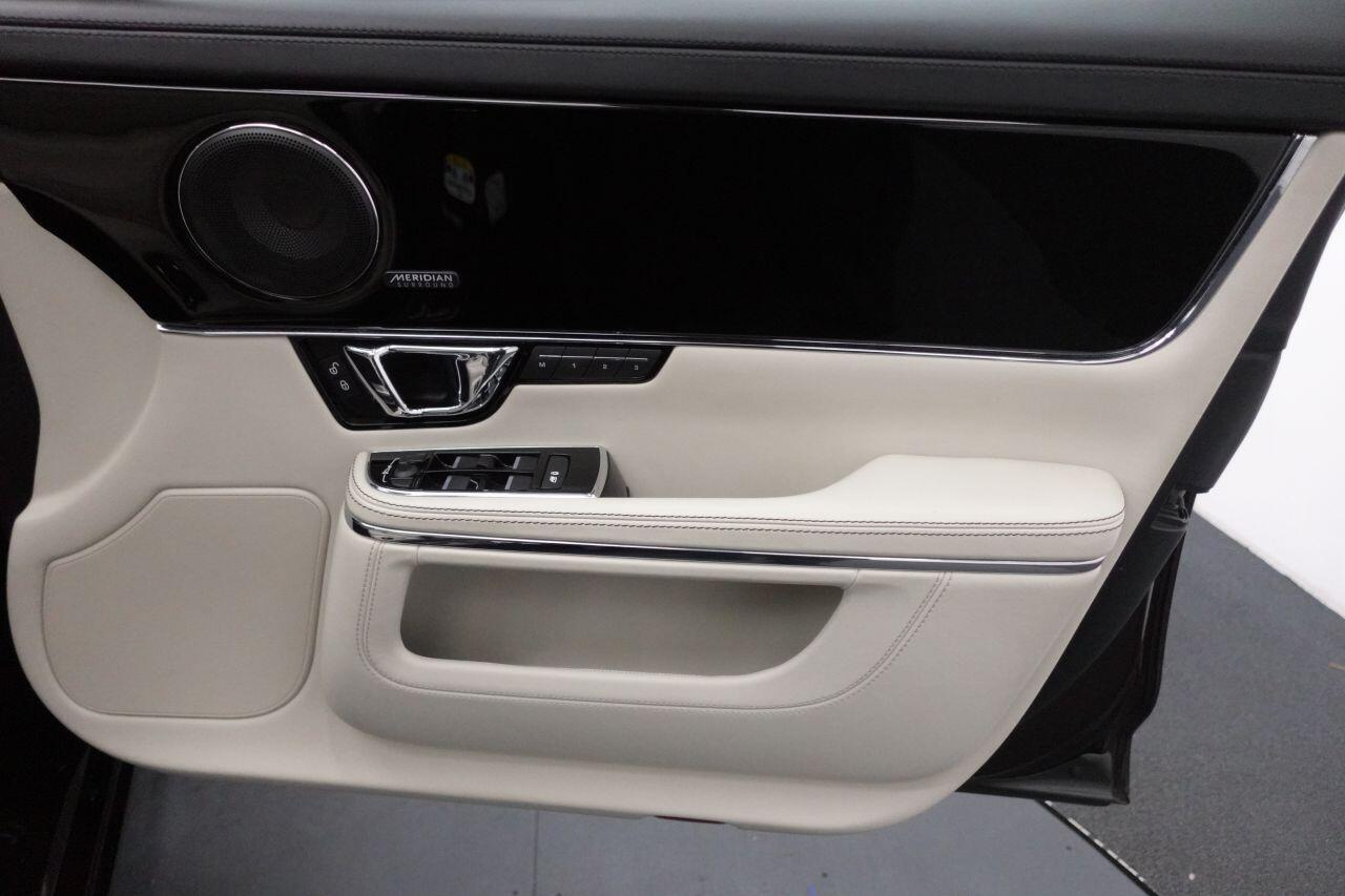 Jaguar XJ - Image 10