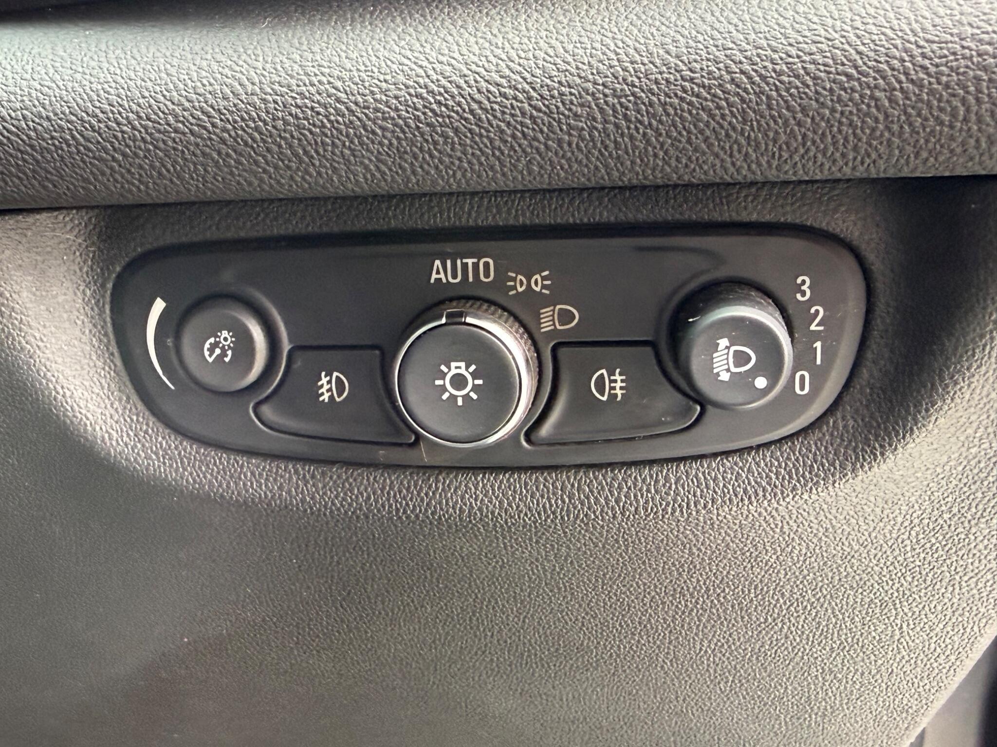 Vauxhall Insignia - Image 18
