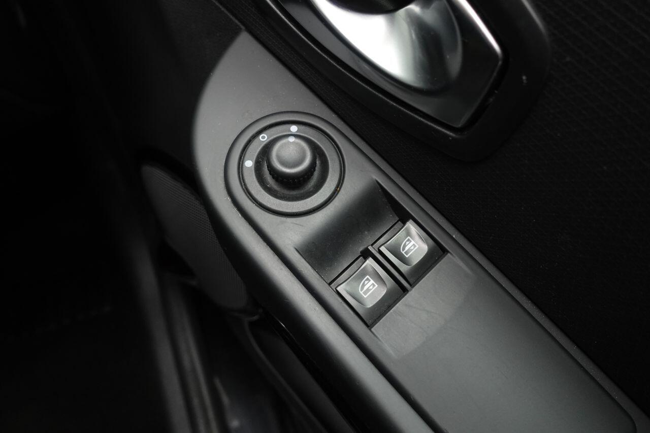 Renault Clio - Image 42