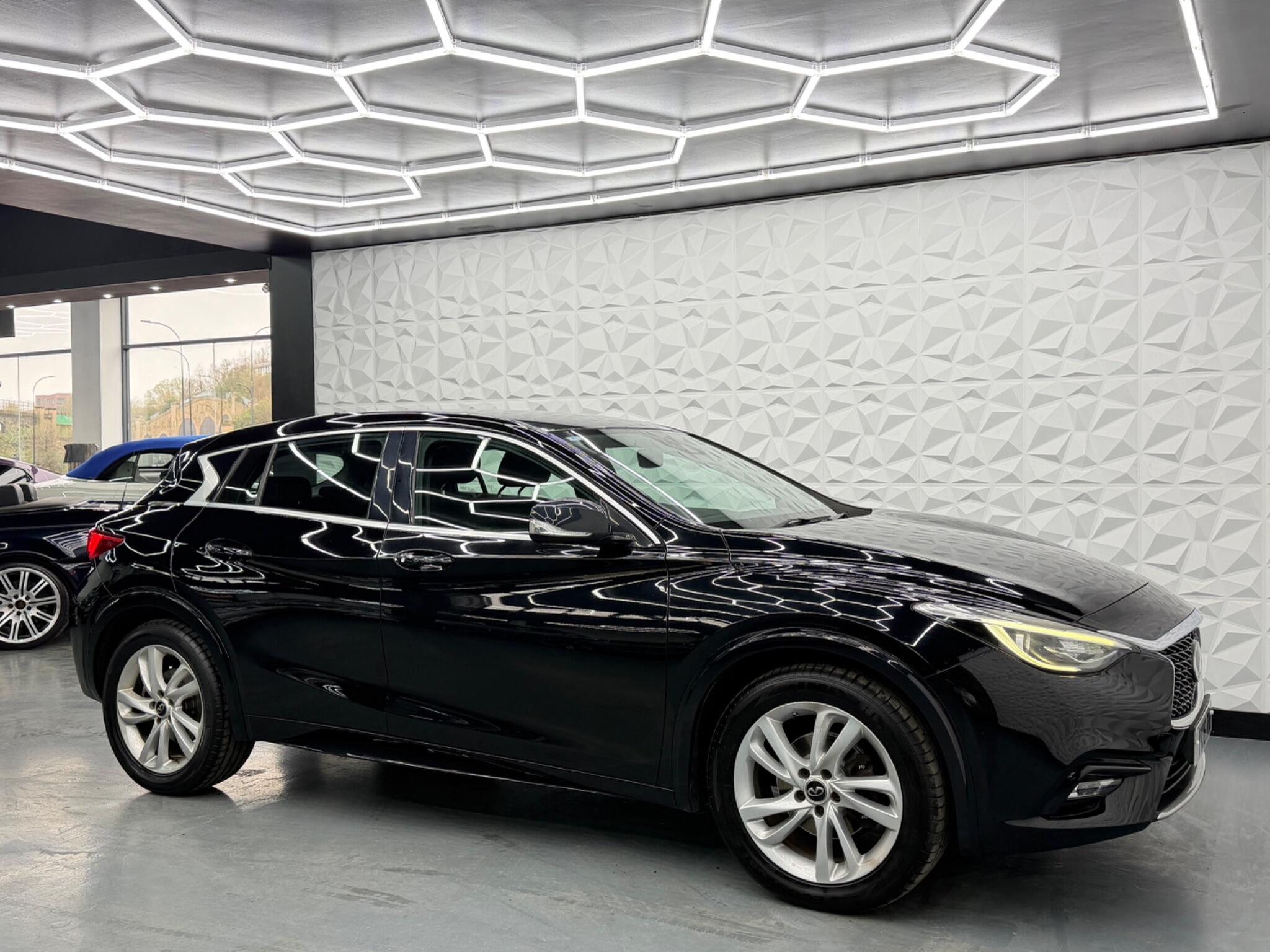 Infiniti Q30 - Image 13