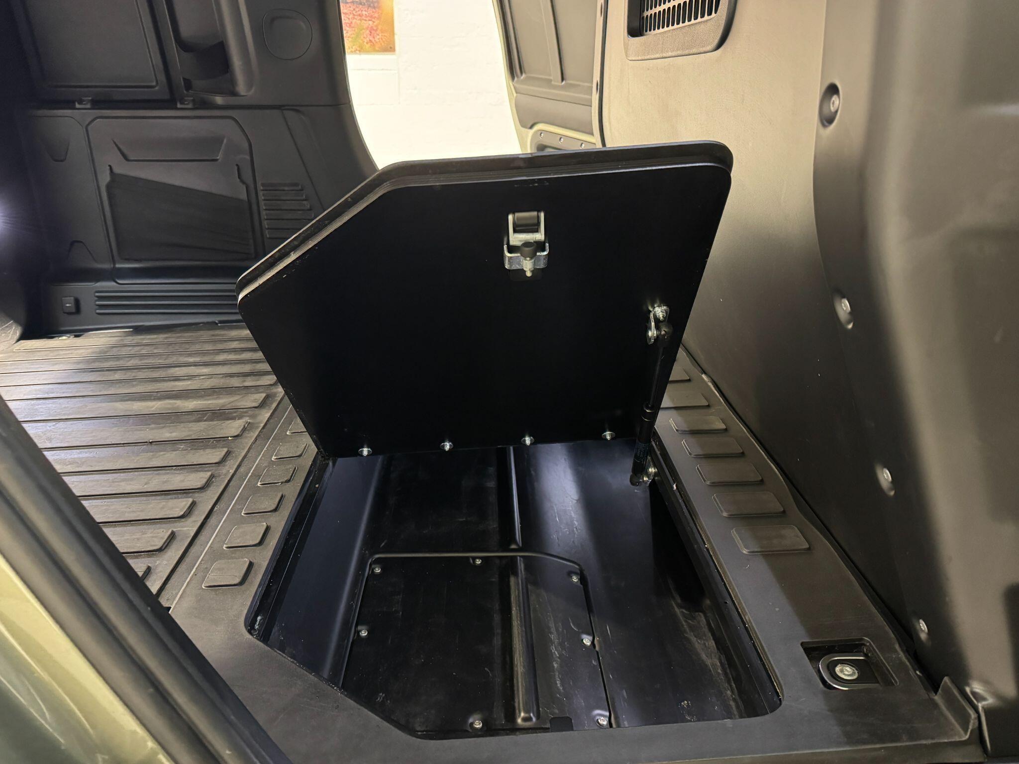 Land Rover Defender 110 - Image 60