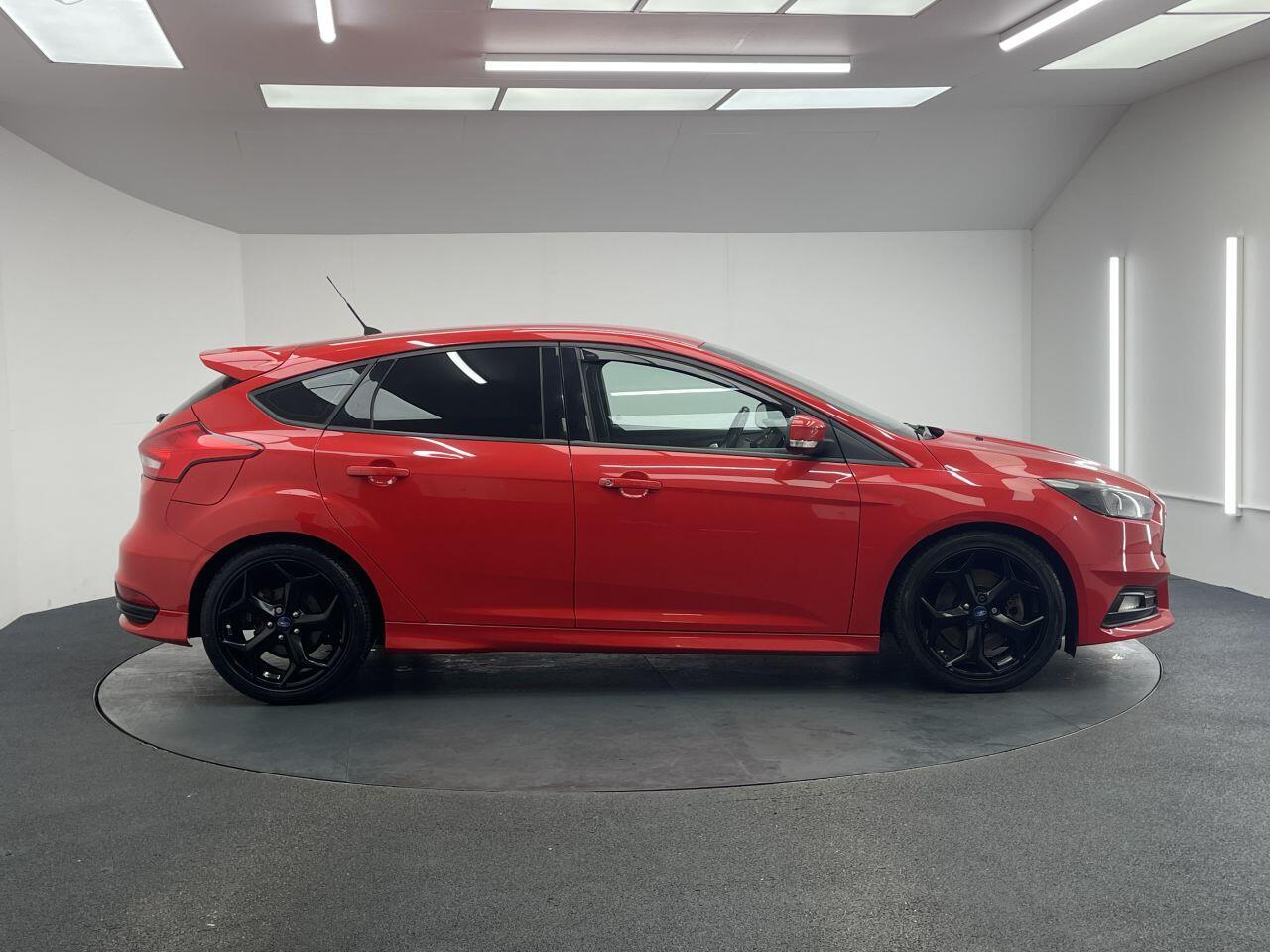 Ford Focus - Image 11