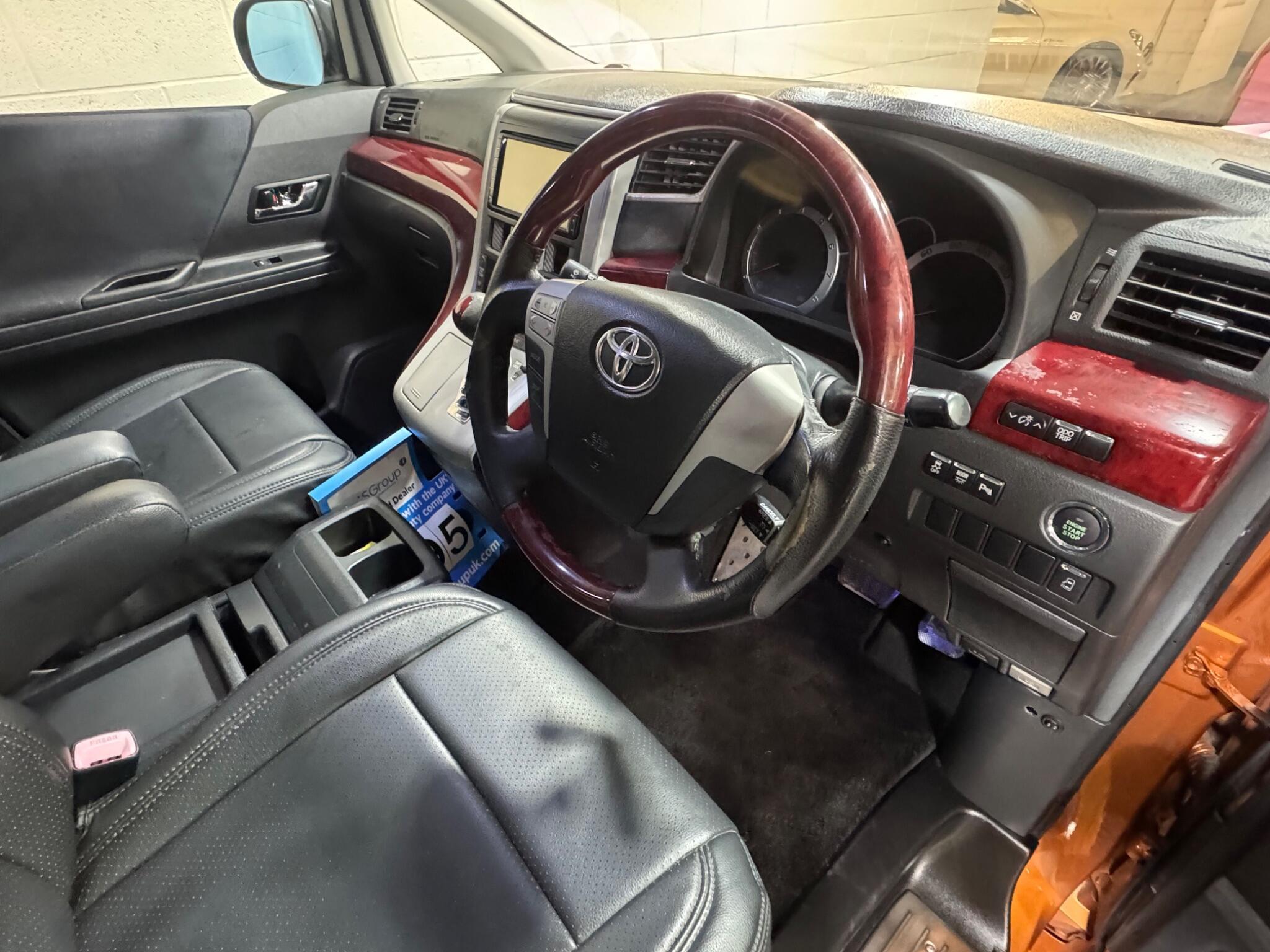 Toyota Vellfire - Image 9
