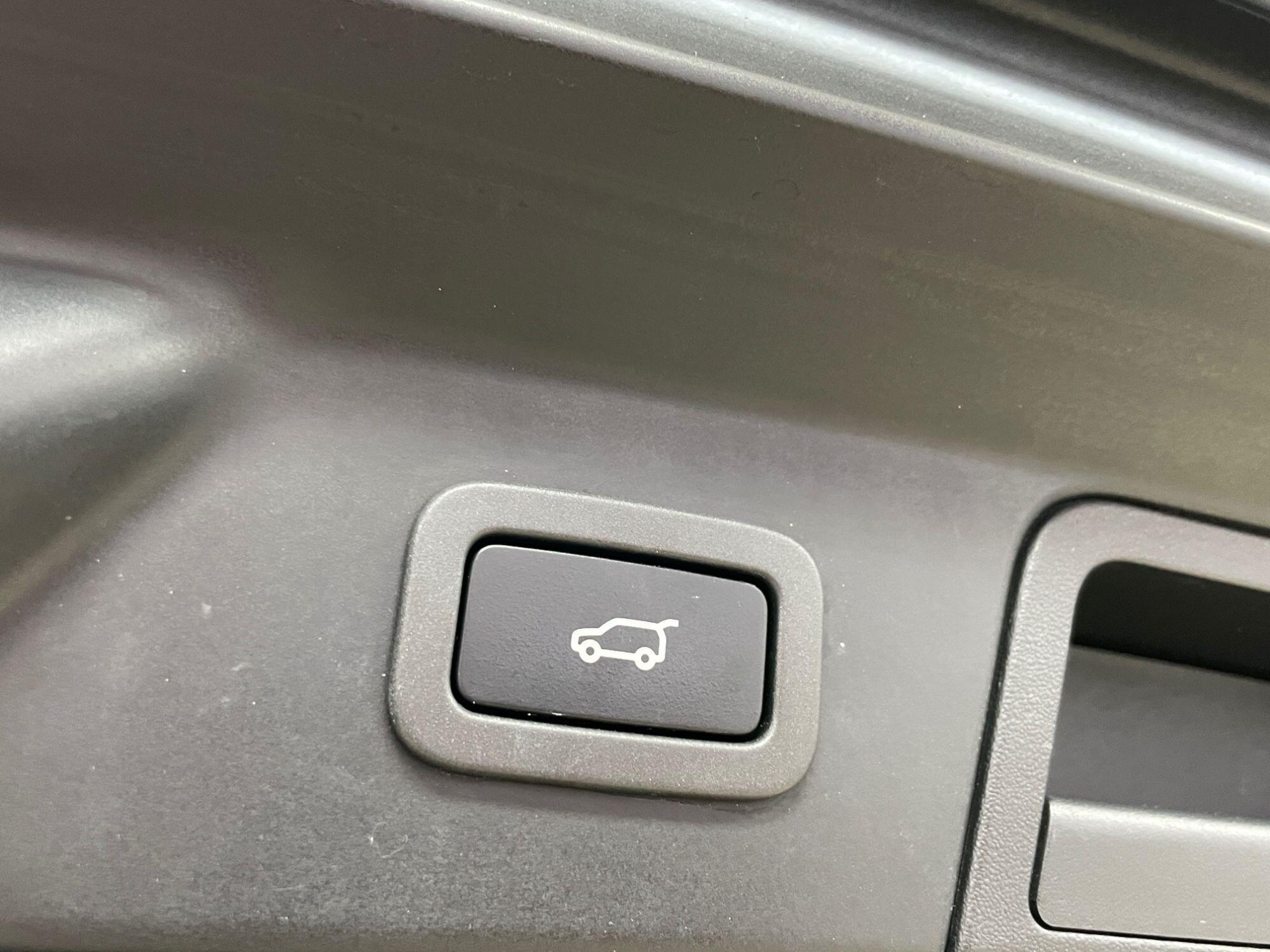 Land Rover Range Rover Velar - Image 19