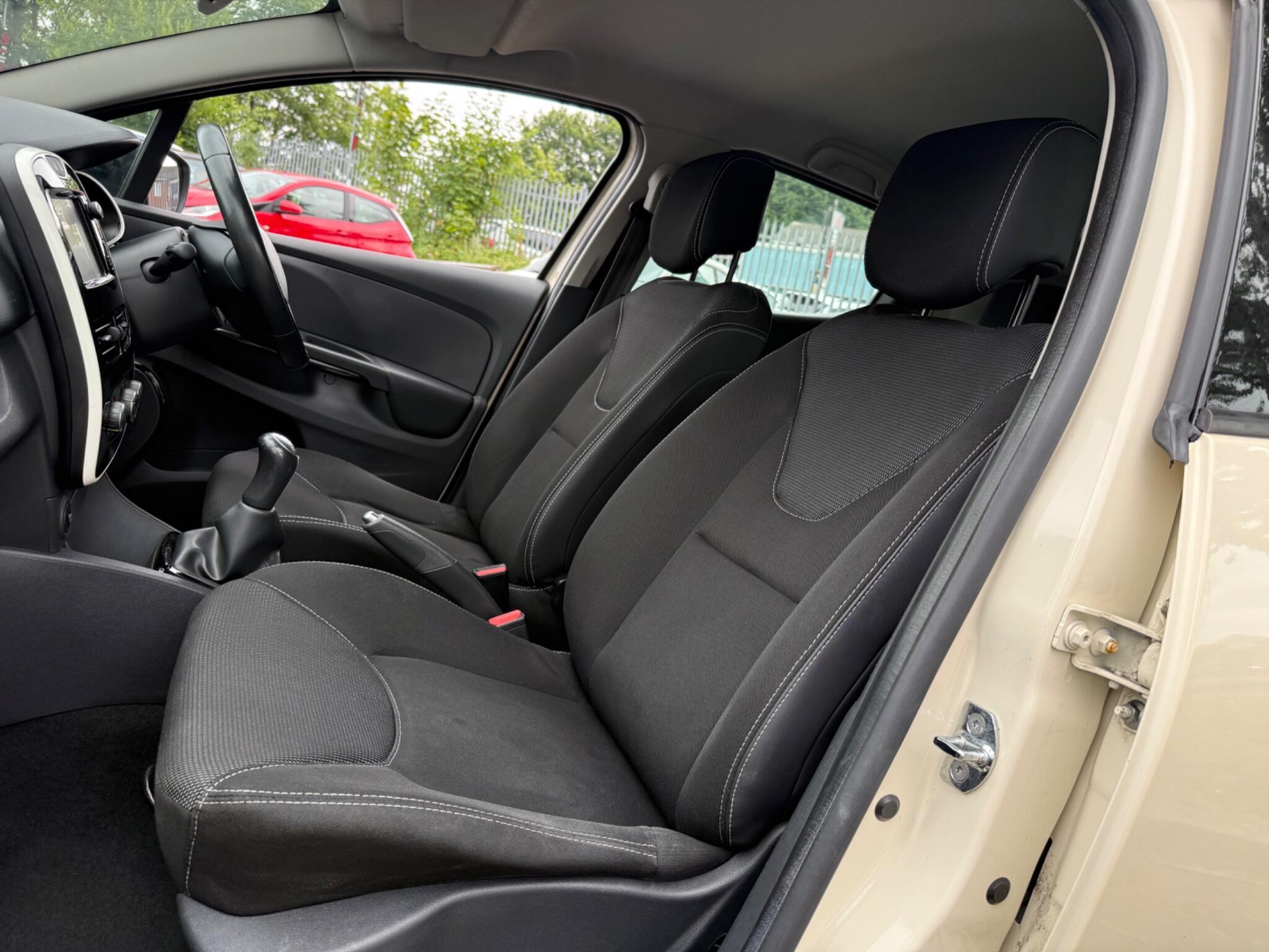 Renault Clio - Image 13
