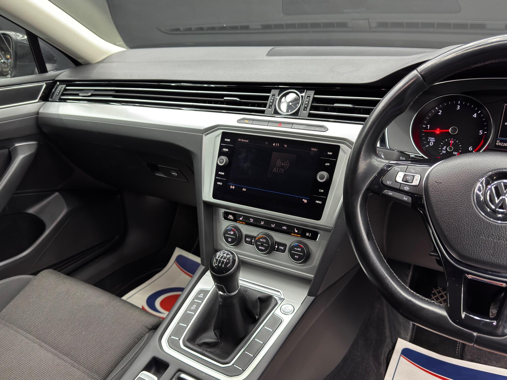 Volkswagen Passat - Image 23