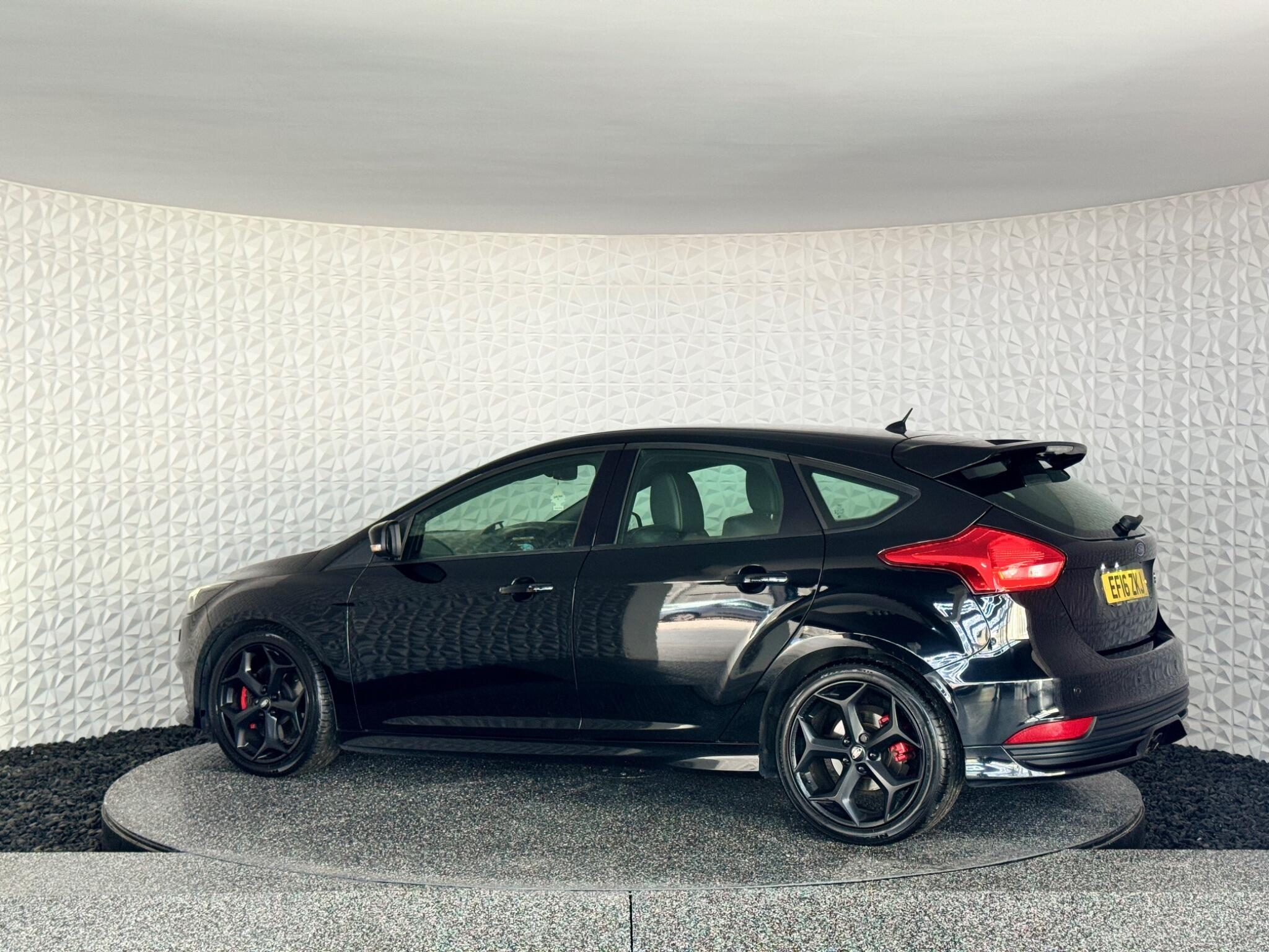Ford Focus - Image 17