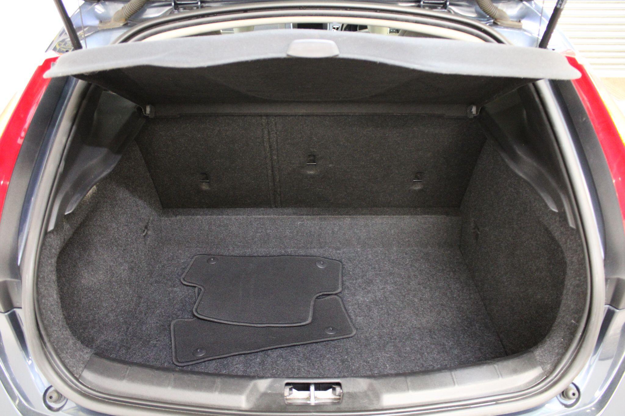 Volvo V40 - Image 15