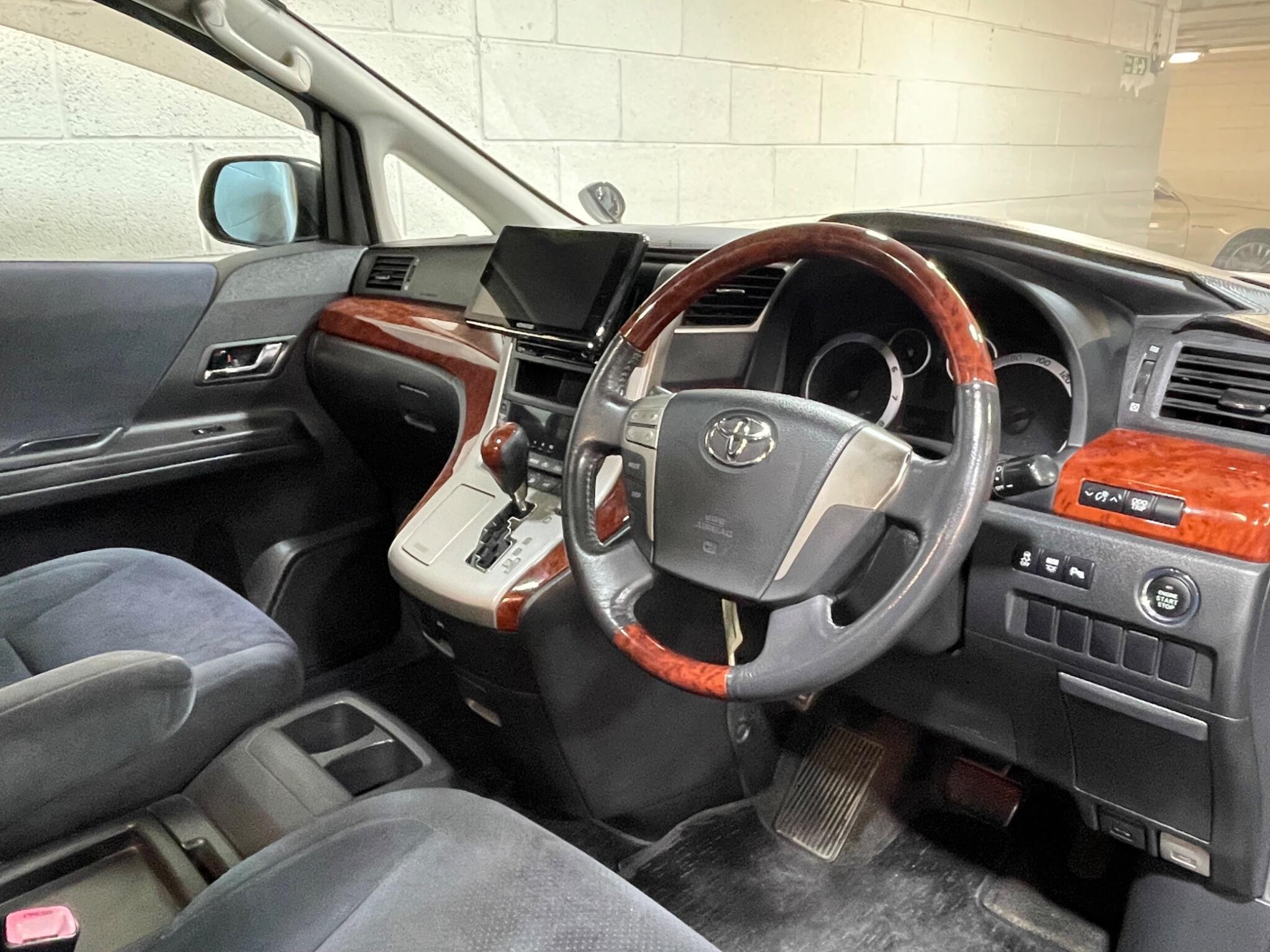 Toyota Vellfire - Image 10