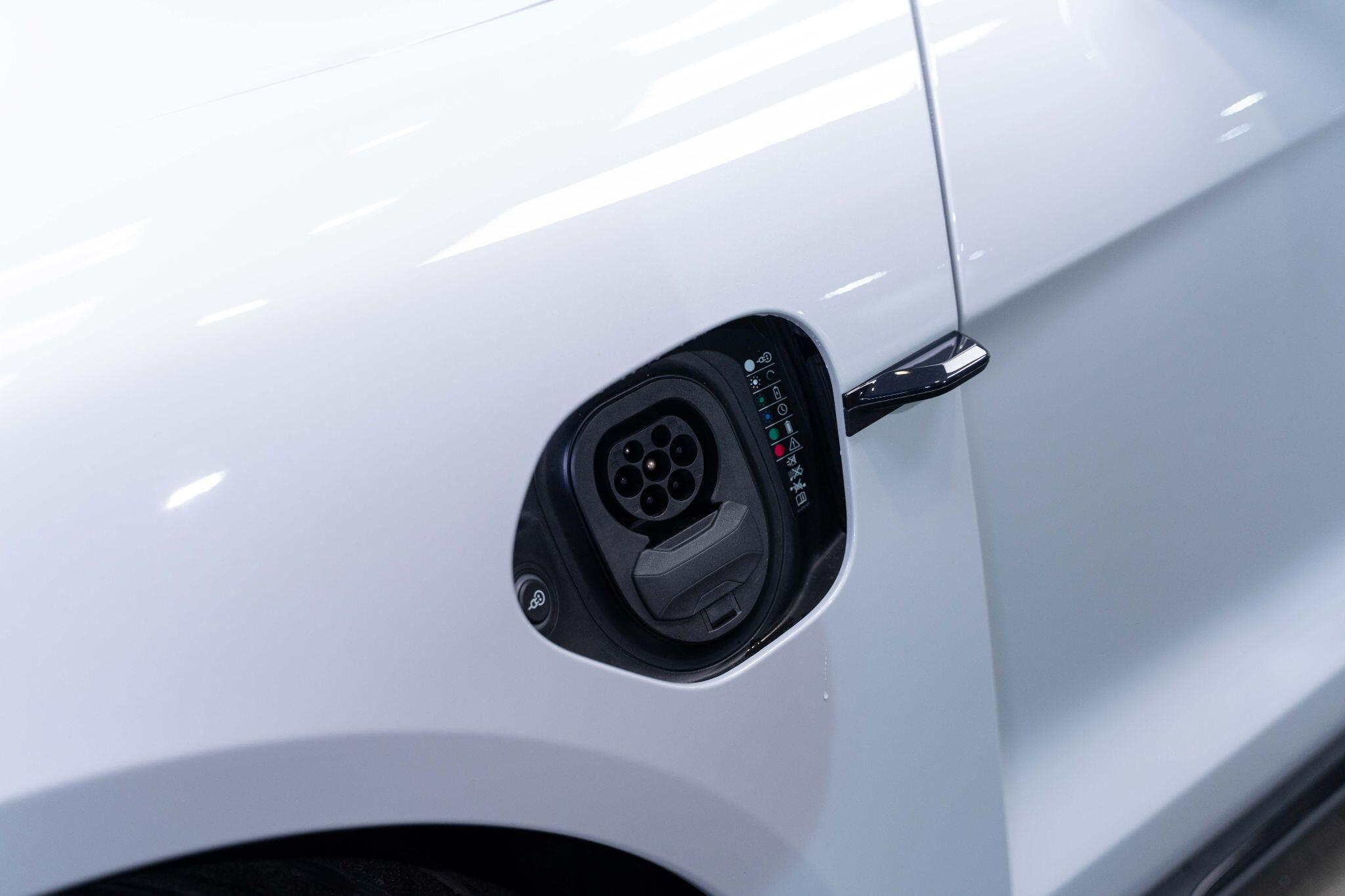 Porsche Taycan - Image 15