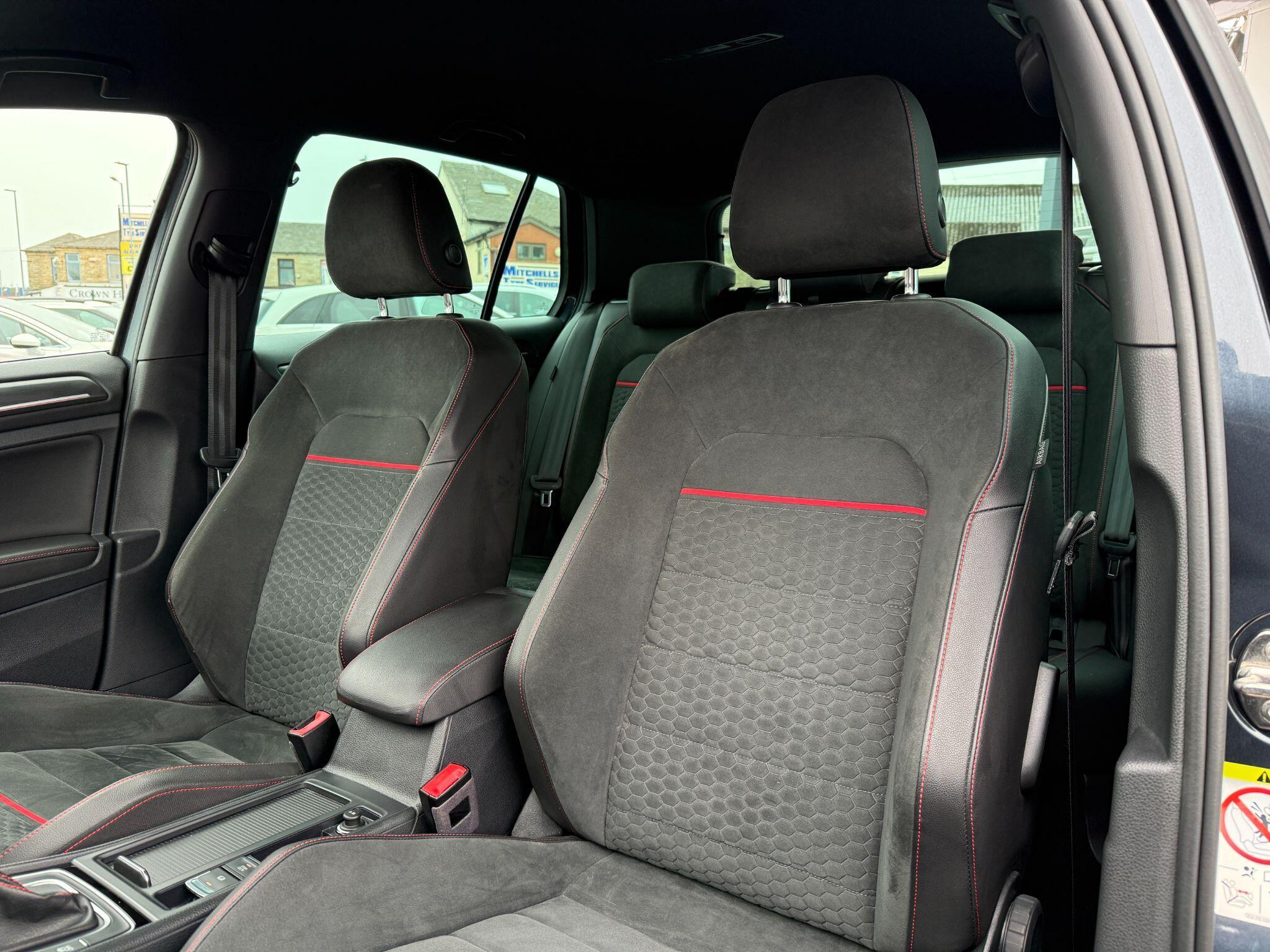 Volkswagen Golf - Image 32