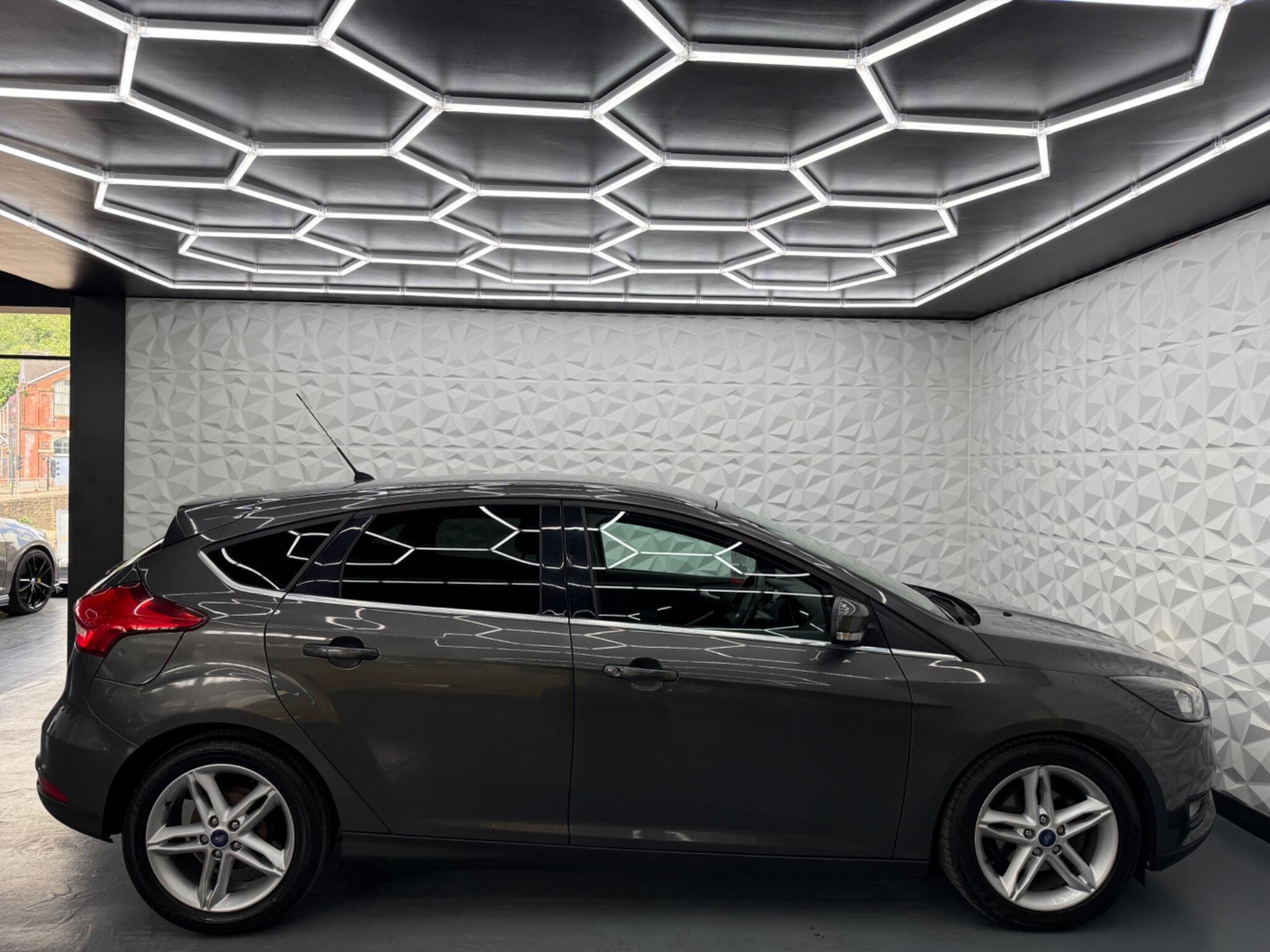 Ford Focus - Image 14