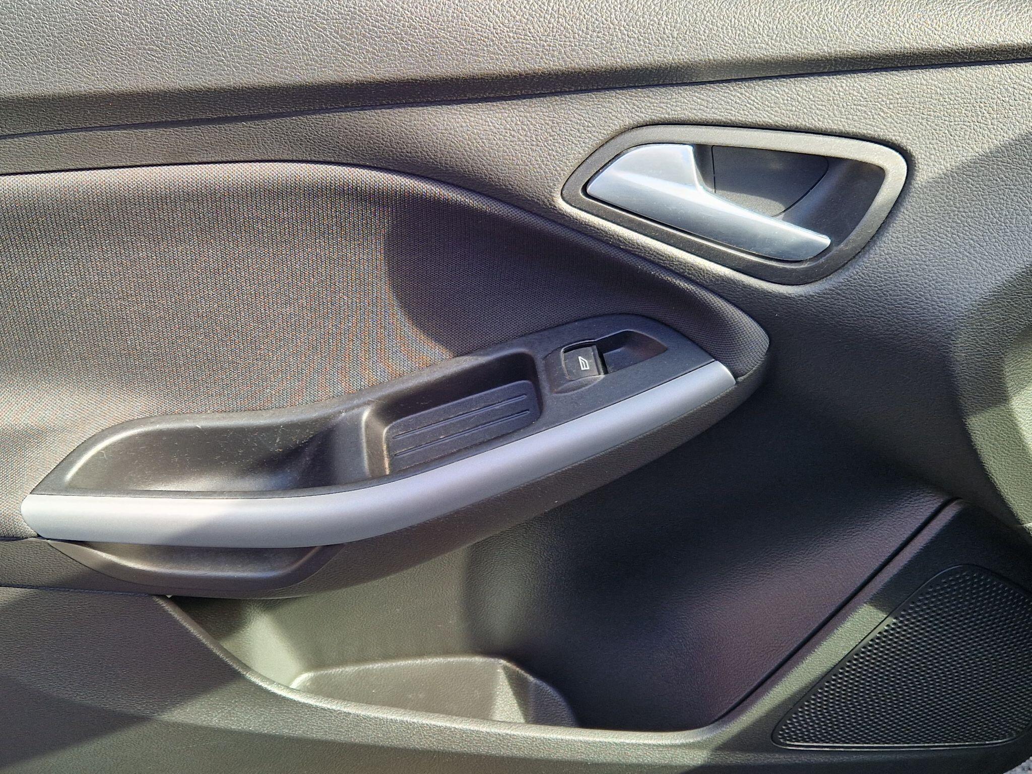 Ford Focus - Image 39