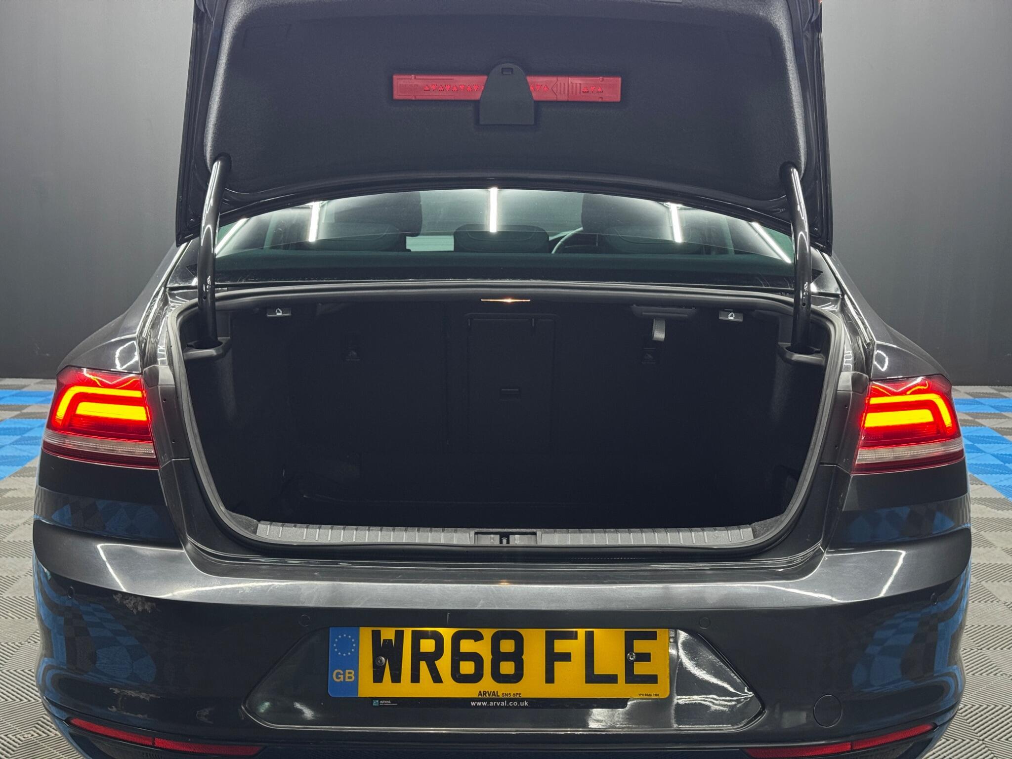 Volkswagen Passat - Image 40