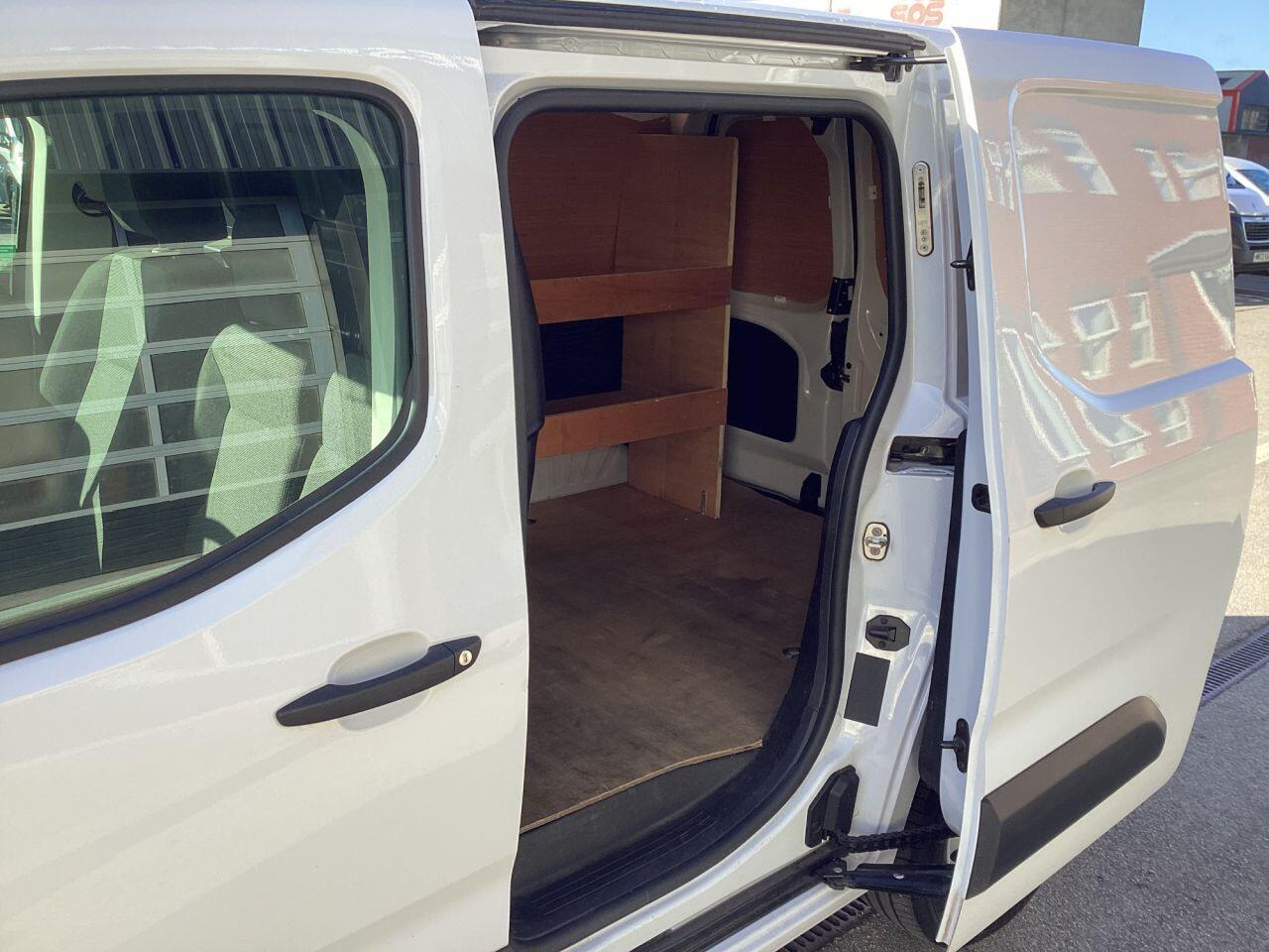 Vauxhall Combo - Image 17