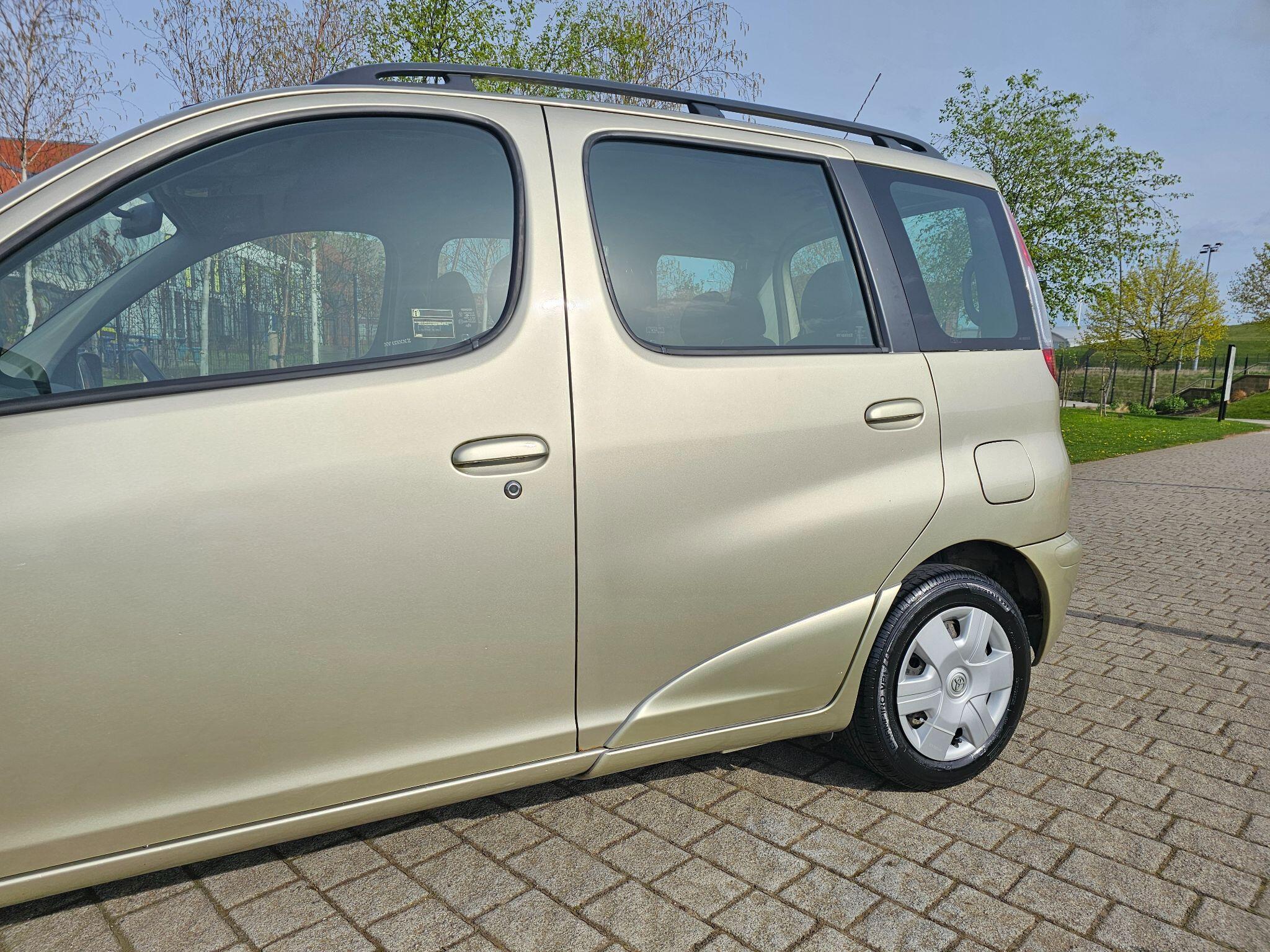 Toyota Yaris Verso - Image 17