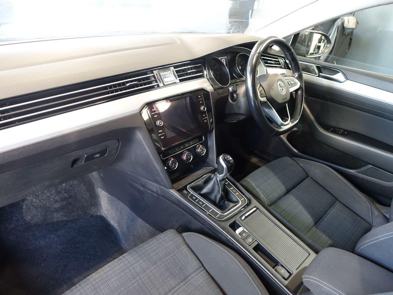 Volkswagen Passat - Image 11