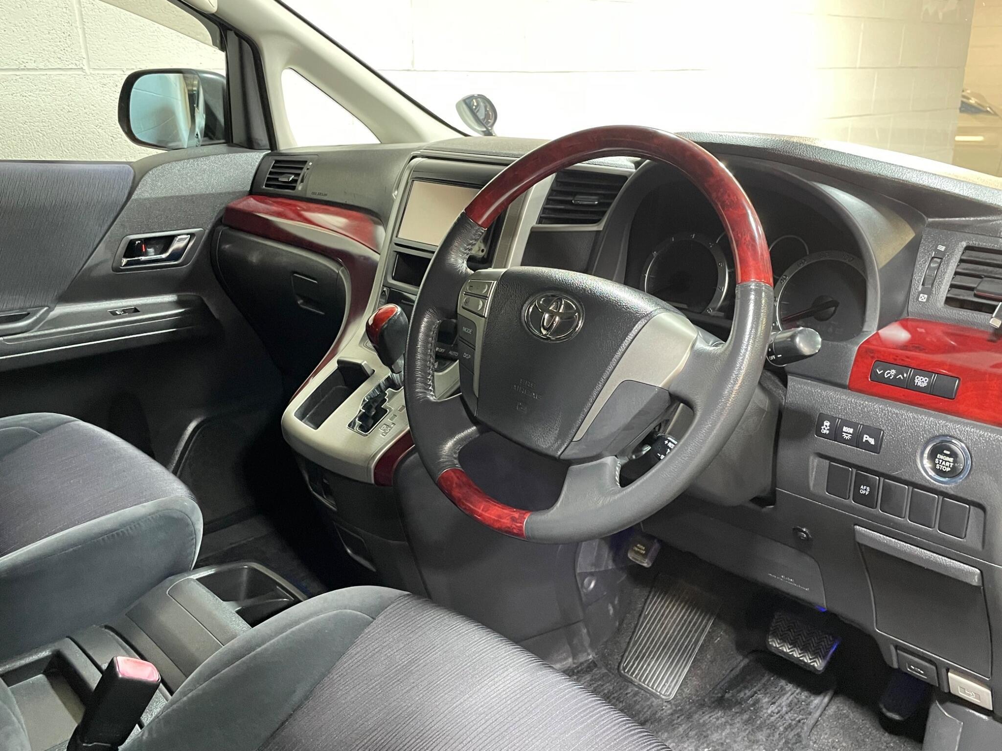 Toyota Vellfire - Image 9