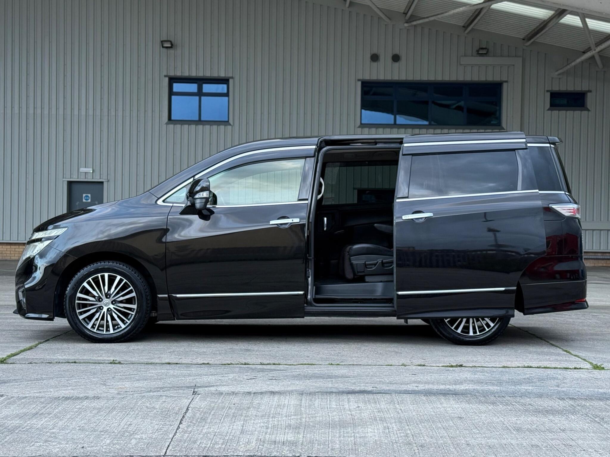 Nissan Elgrand - Image 18