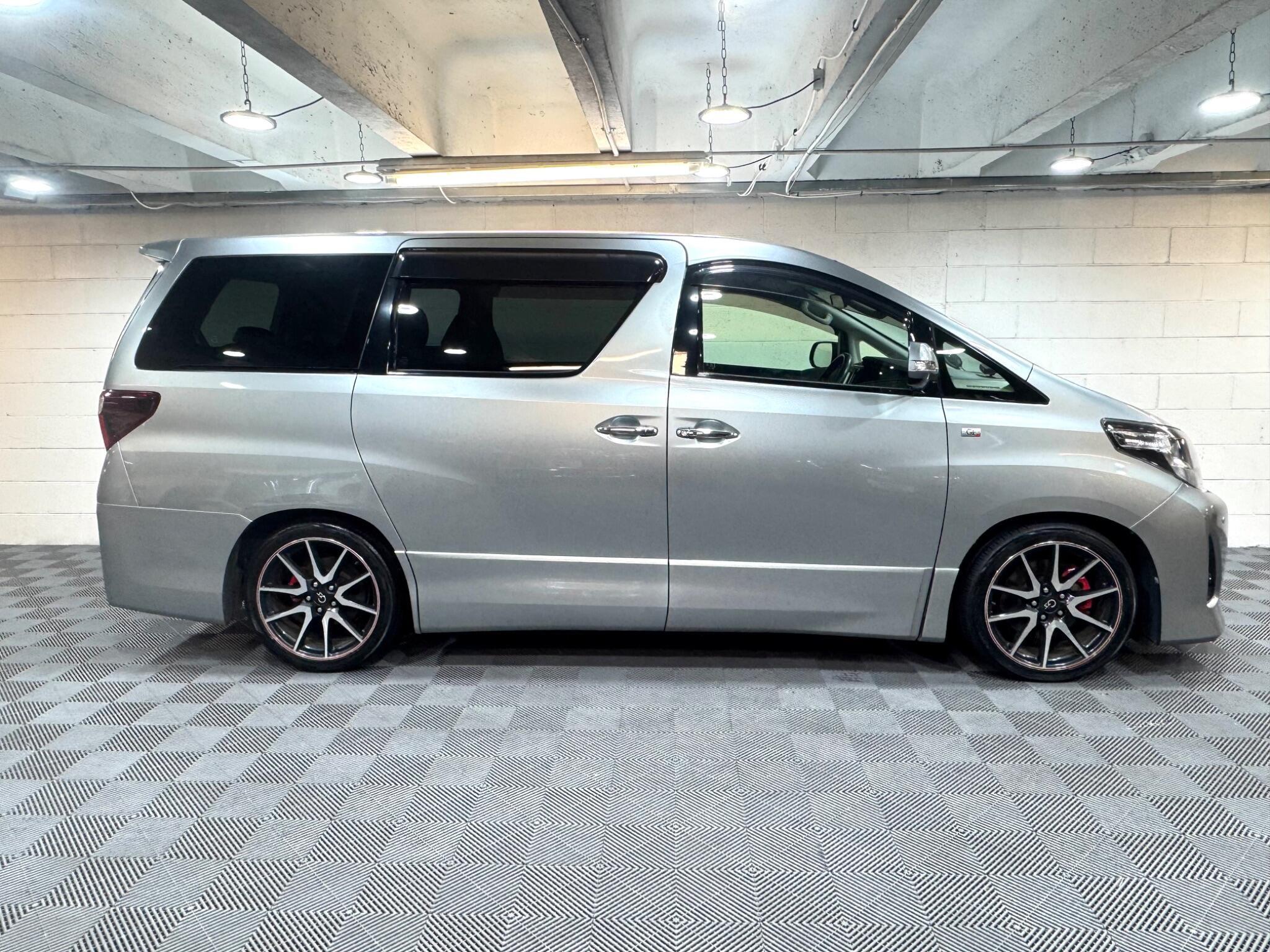 Toyota Alphard - Image 5