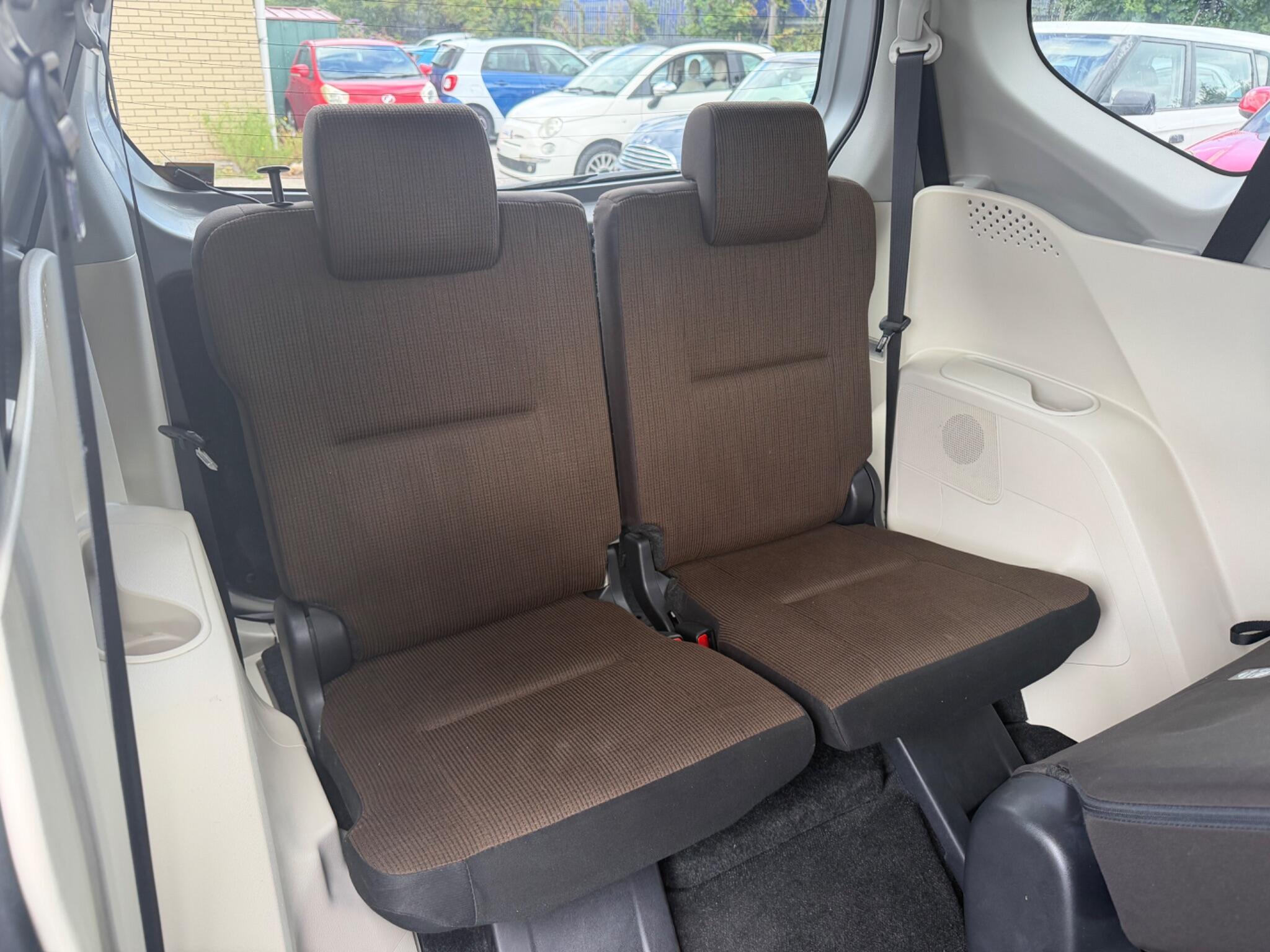 Toyota Sienta - Image 15