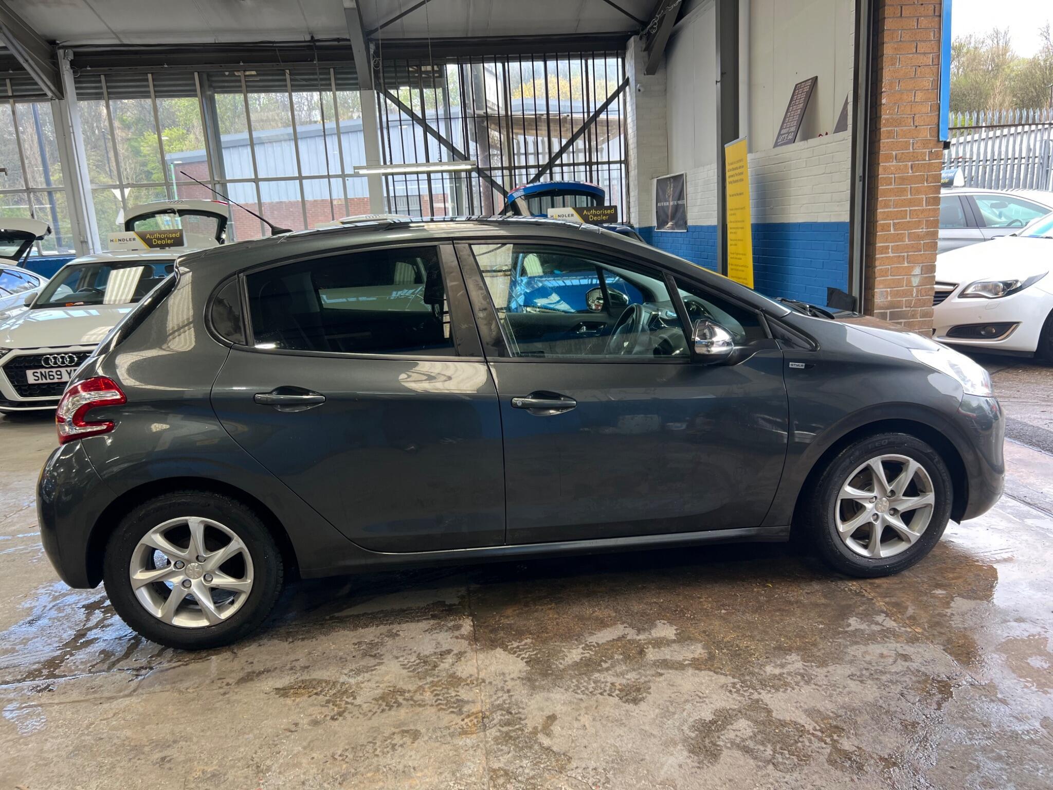 Peugeot 208 - Image 8