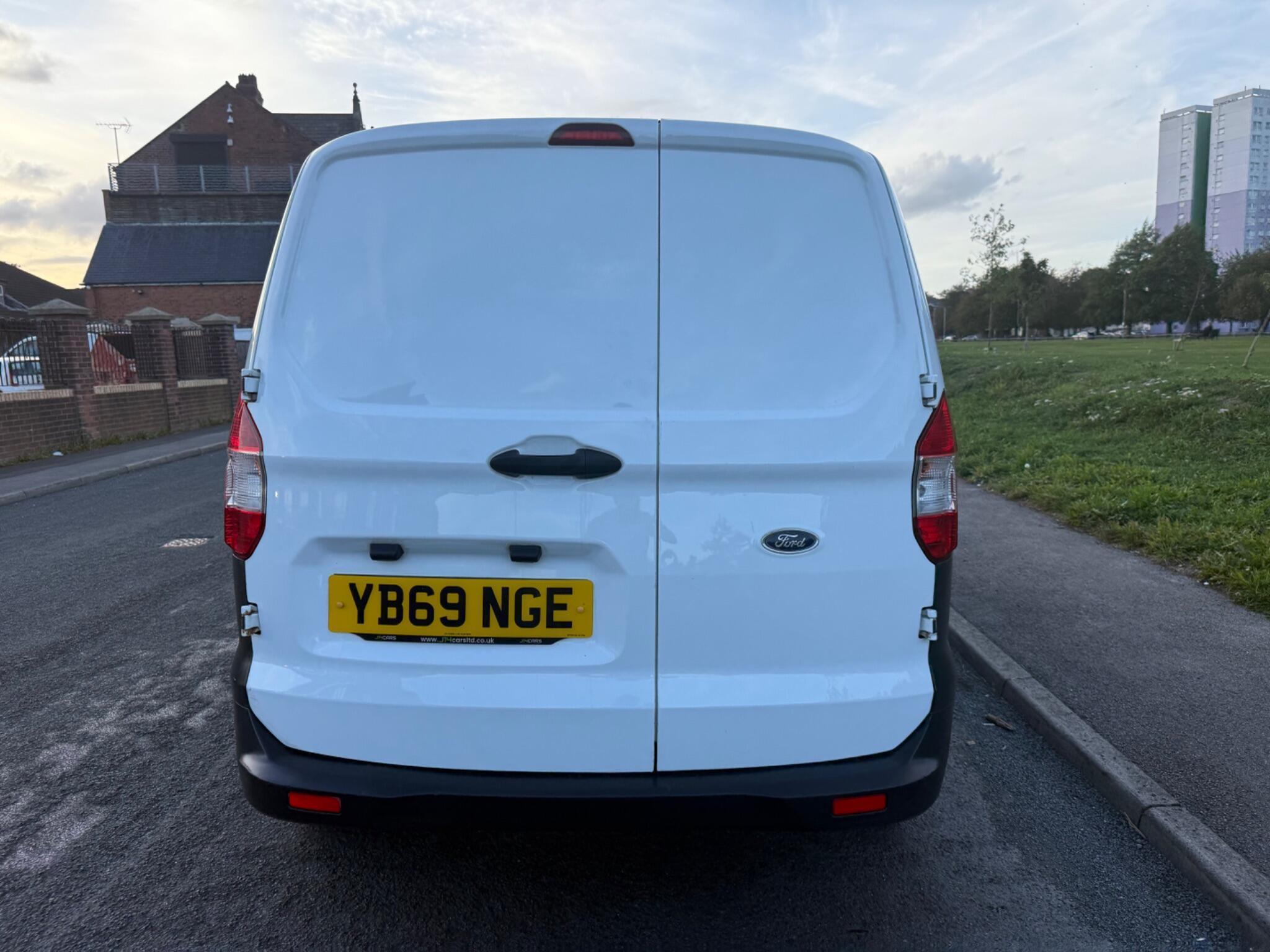 Ford Transit Courier - Image 4