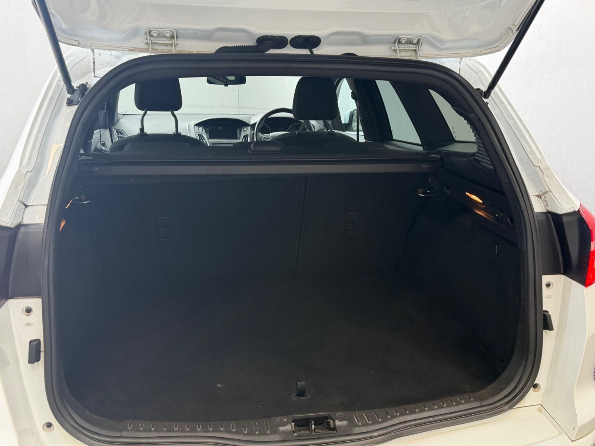 Ford Focus - Image 13