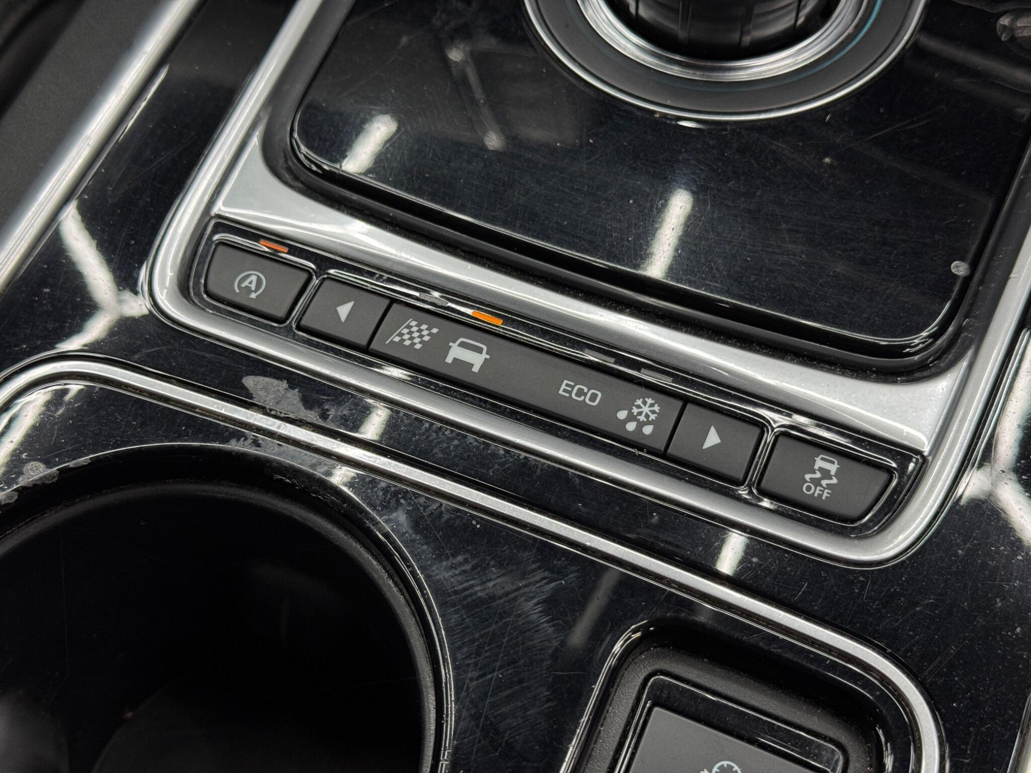 Jaguar XE - Image 25