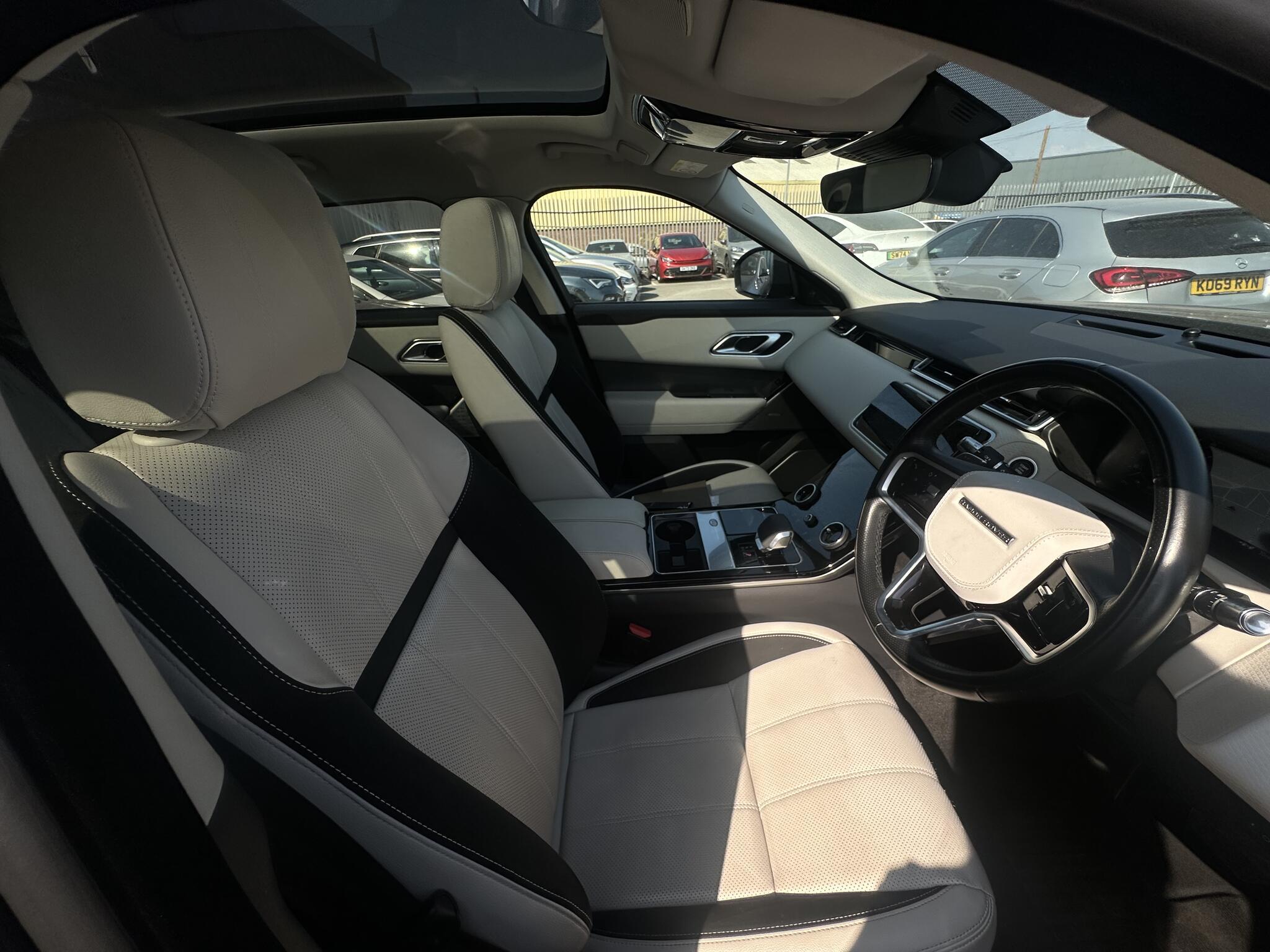 Land Rover Range Rover Velar - Image 11