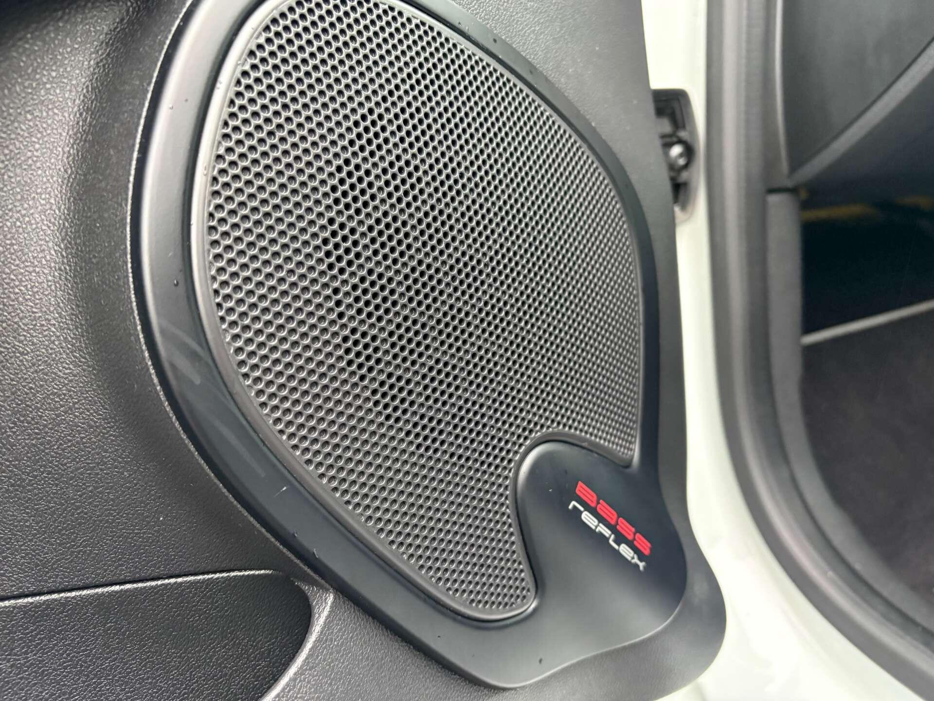 Renault Clio - Image 18