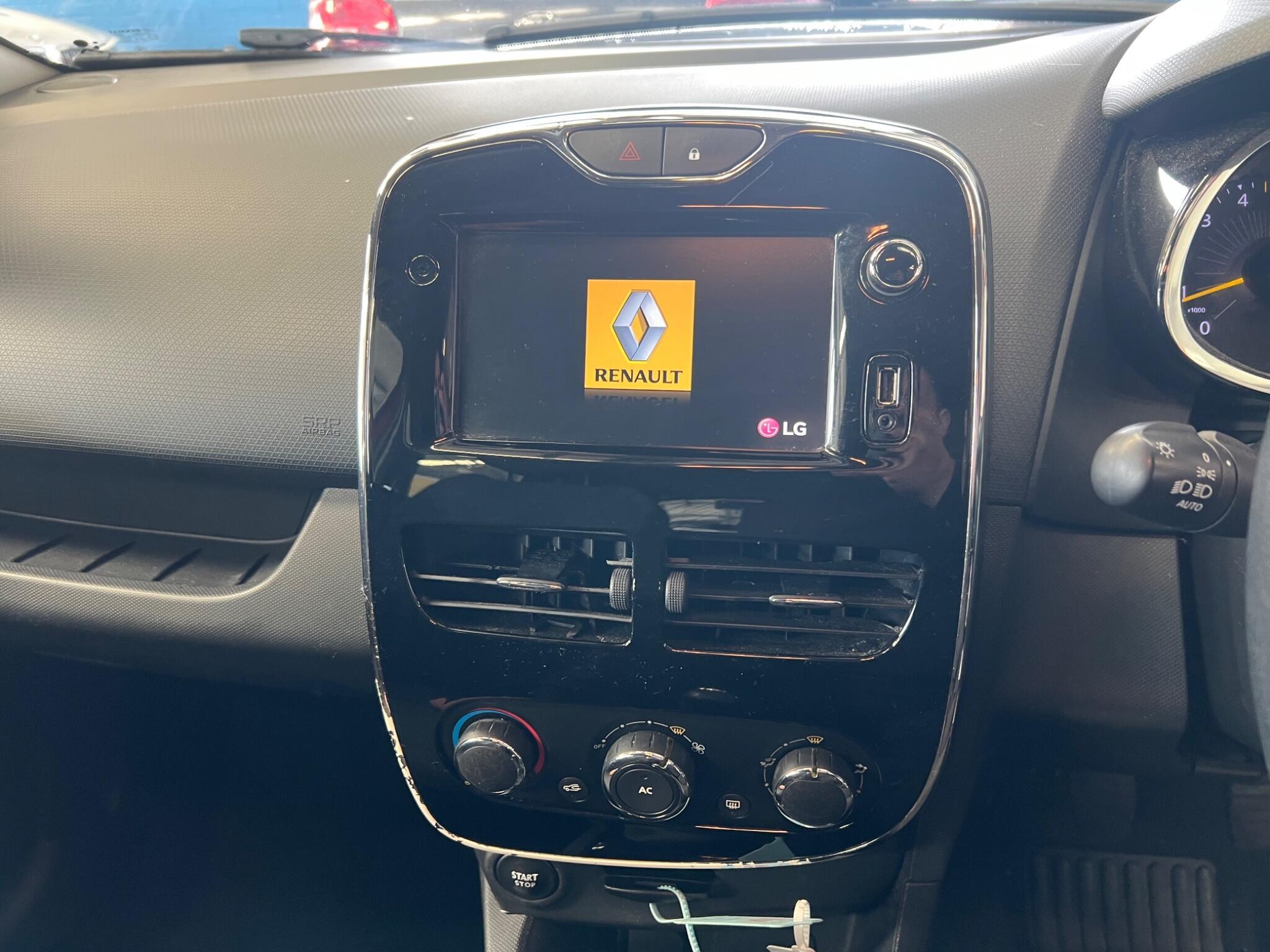 Renault Clio - Image 19