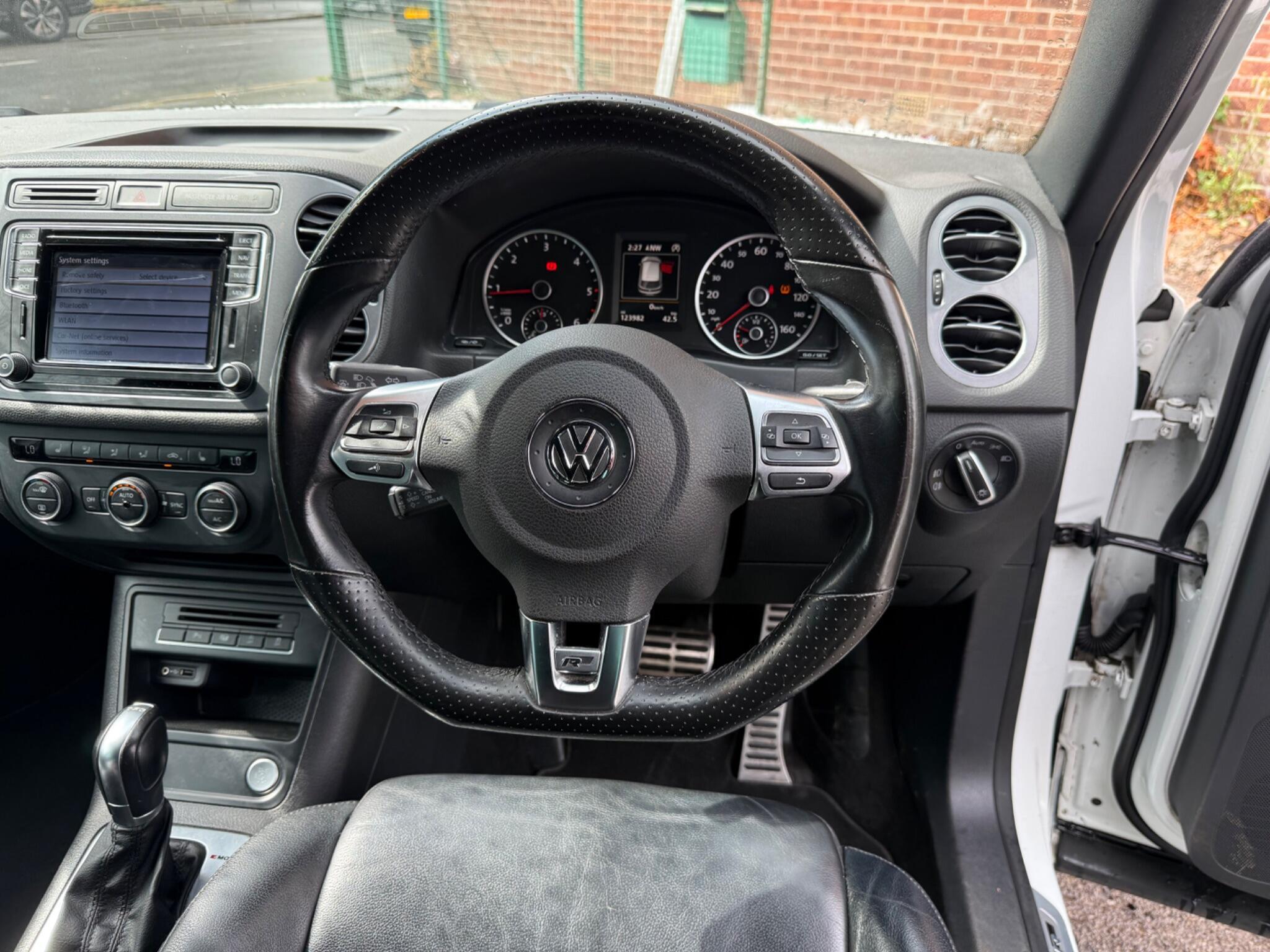Volkswagen Tiguan - Image 18
