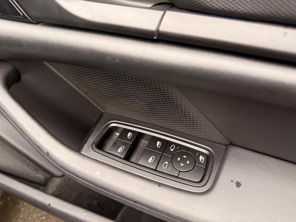 Porsche Taycan - Image 28