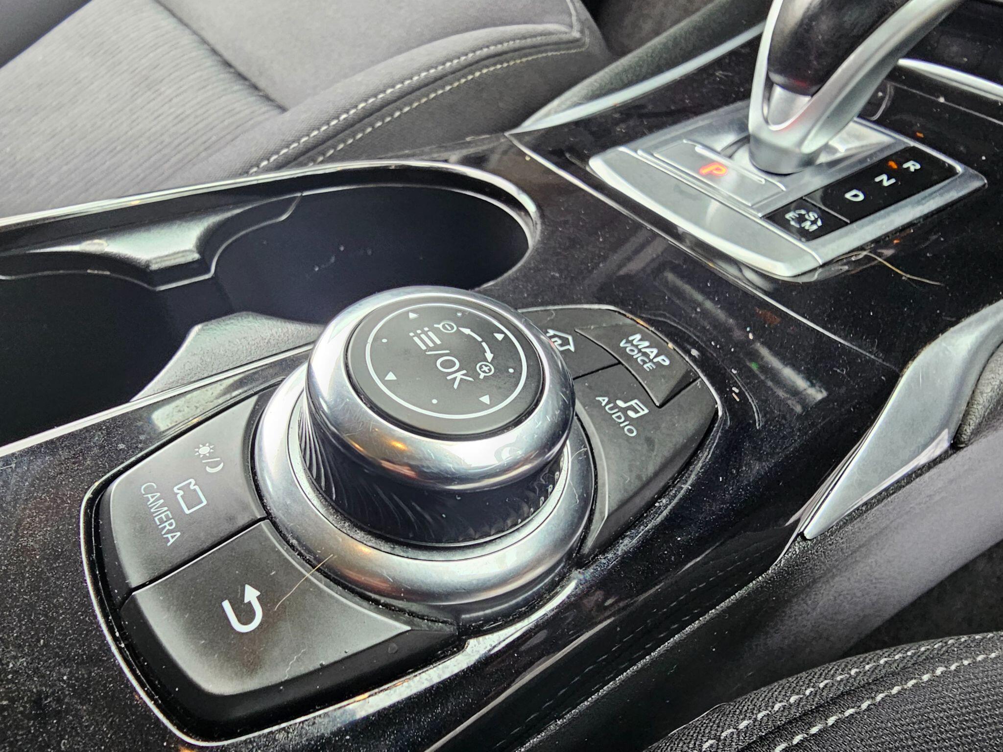 Infiniti Q30 - Image 24