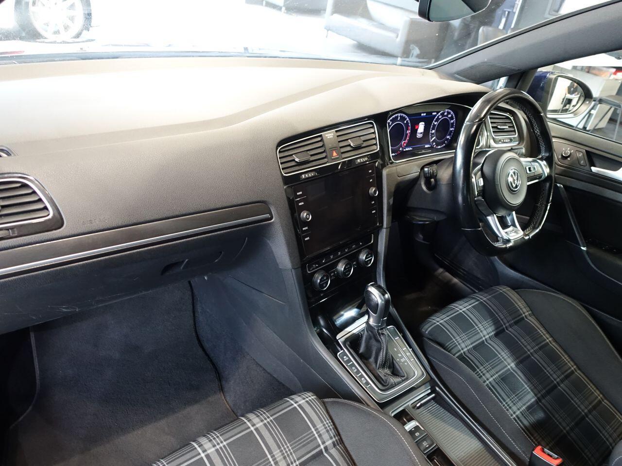Volkswagen Golf - Image 11