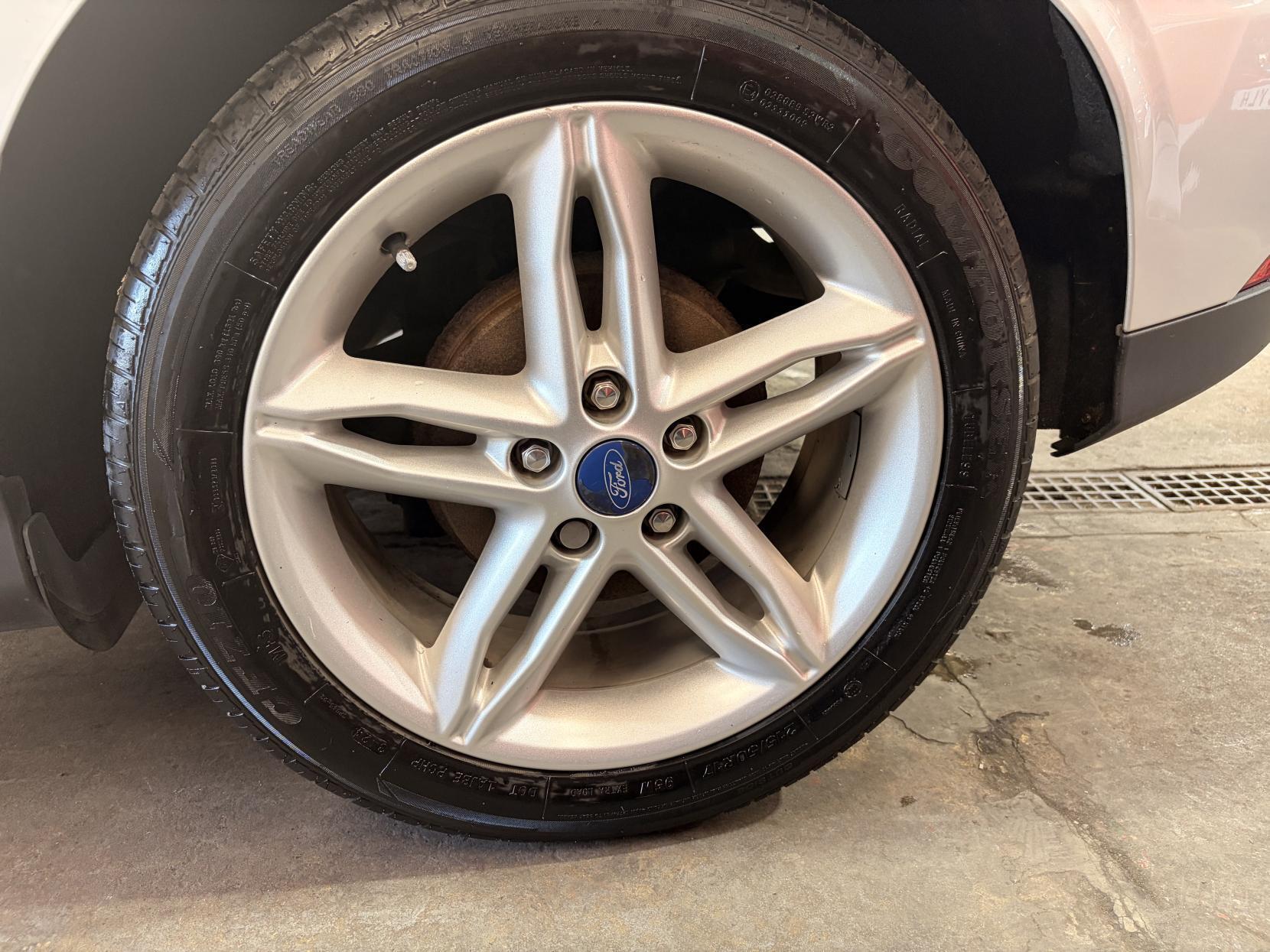 Ford Focus - Image 12