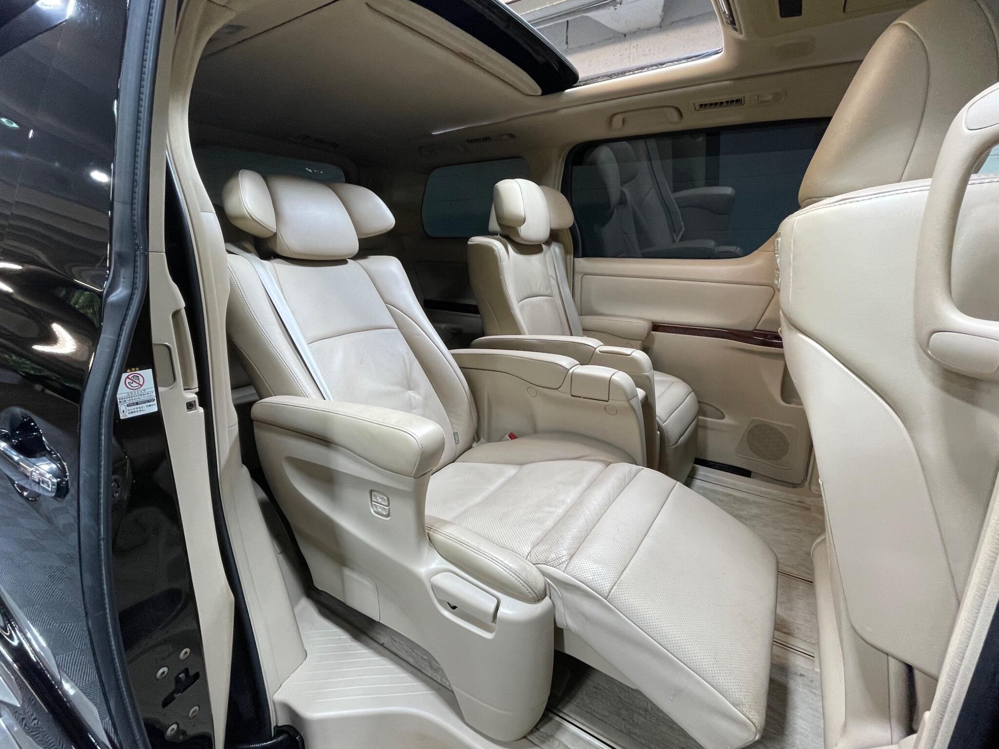 Toyota Vellfire - Image 11
