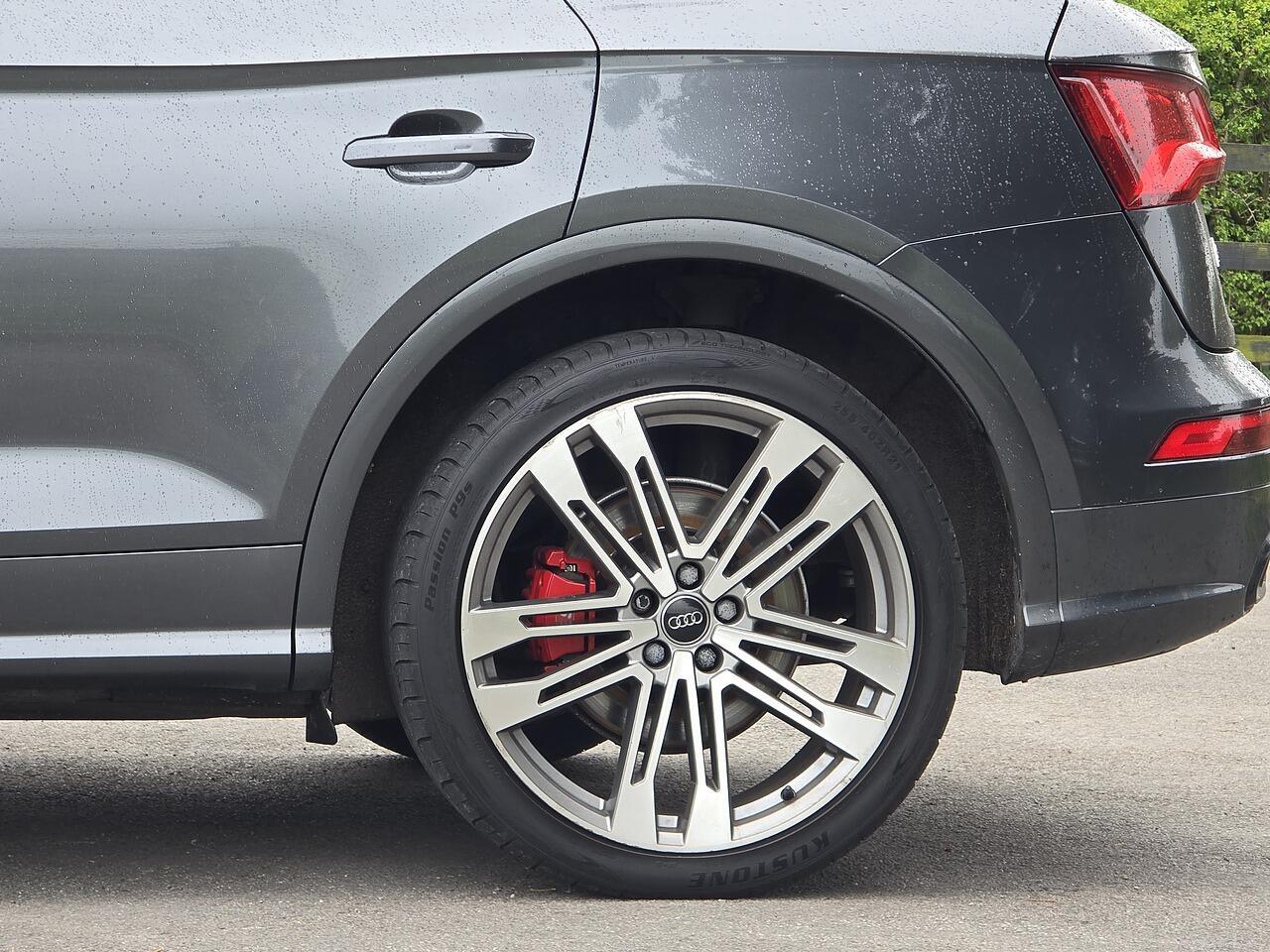 Audi SQ5 - Image 28