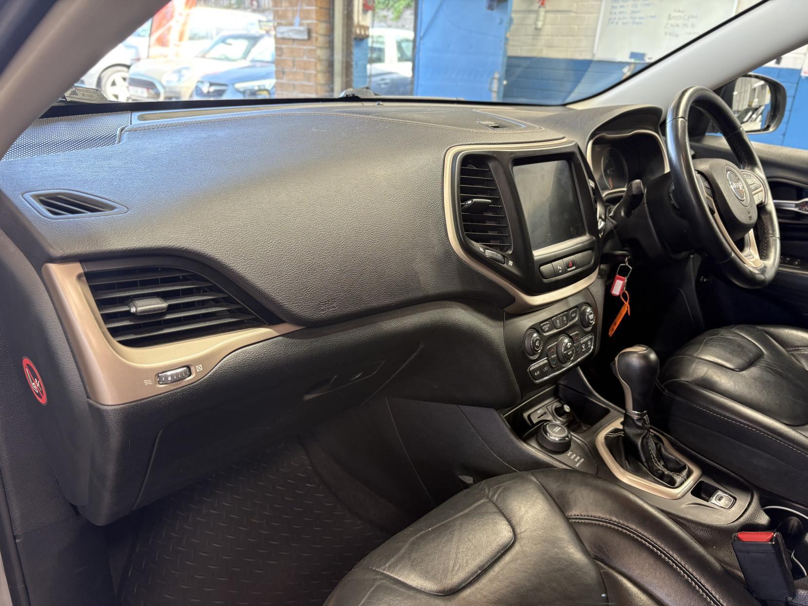 Jeep Cherokee - Image 18