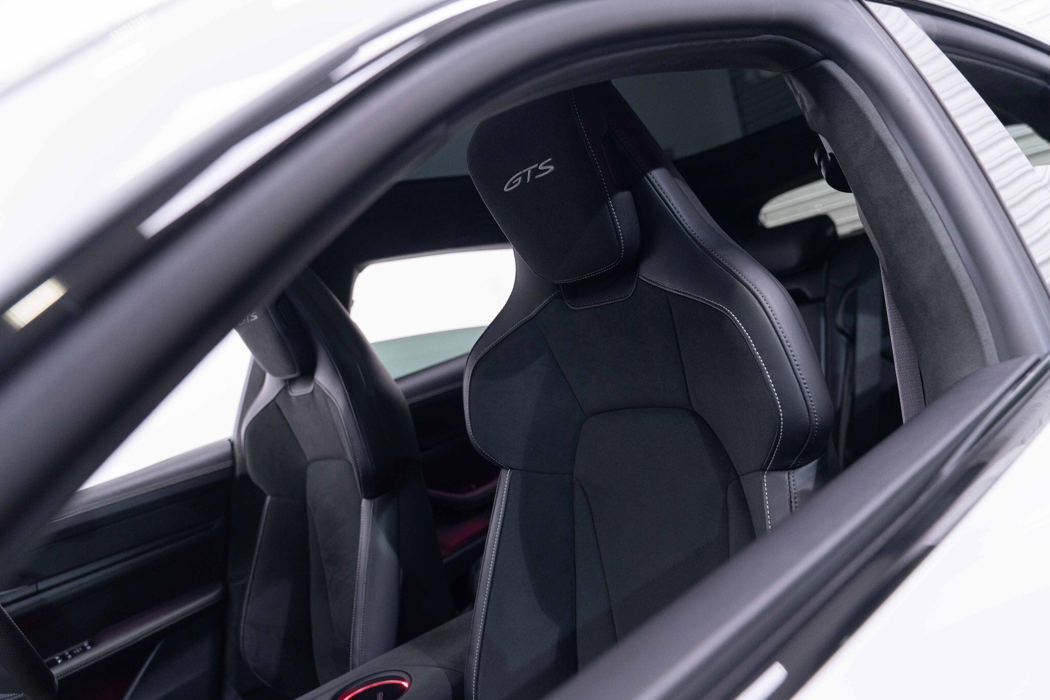 Porsche Taycan - Image 26