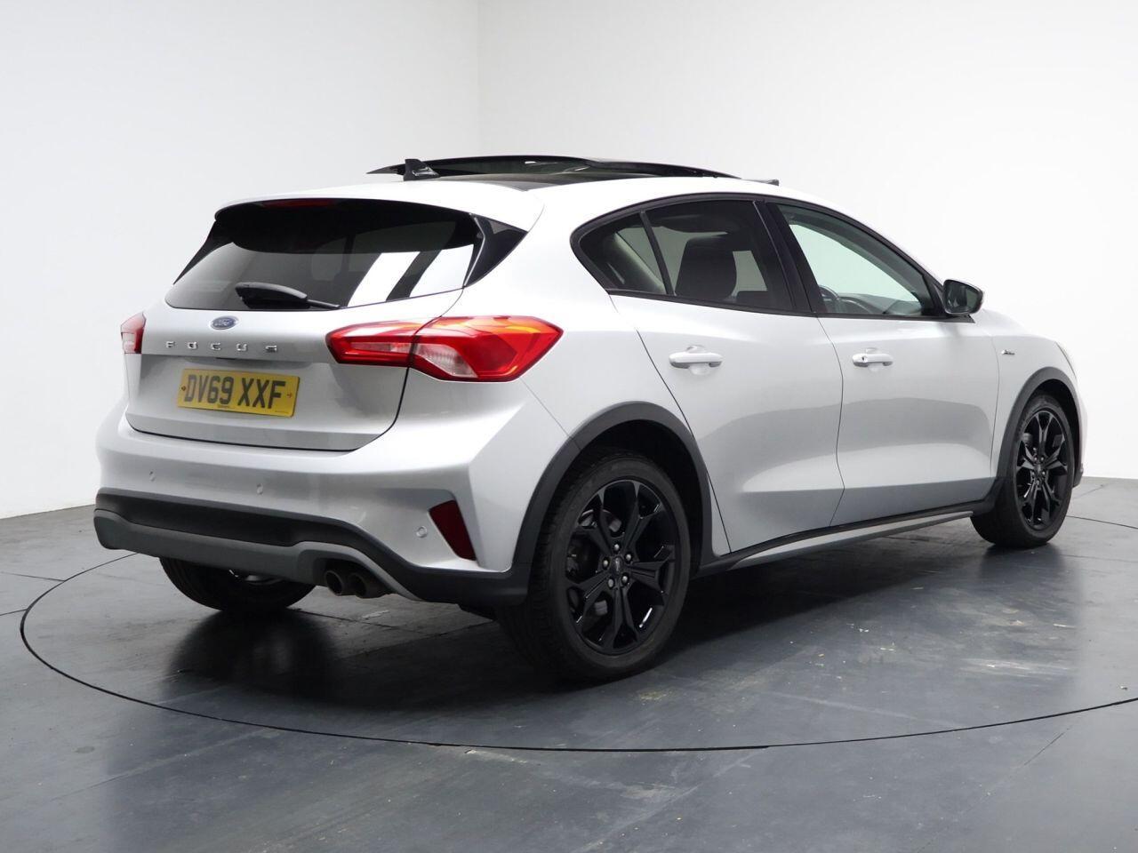 Ford Focus - Image 12