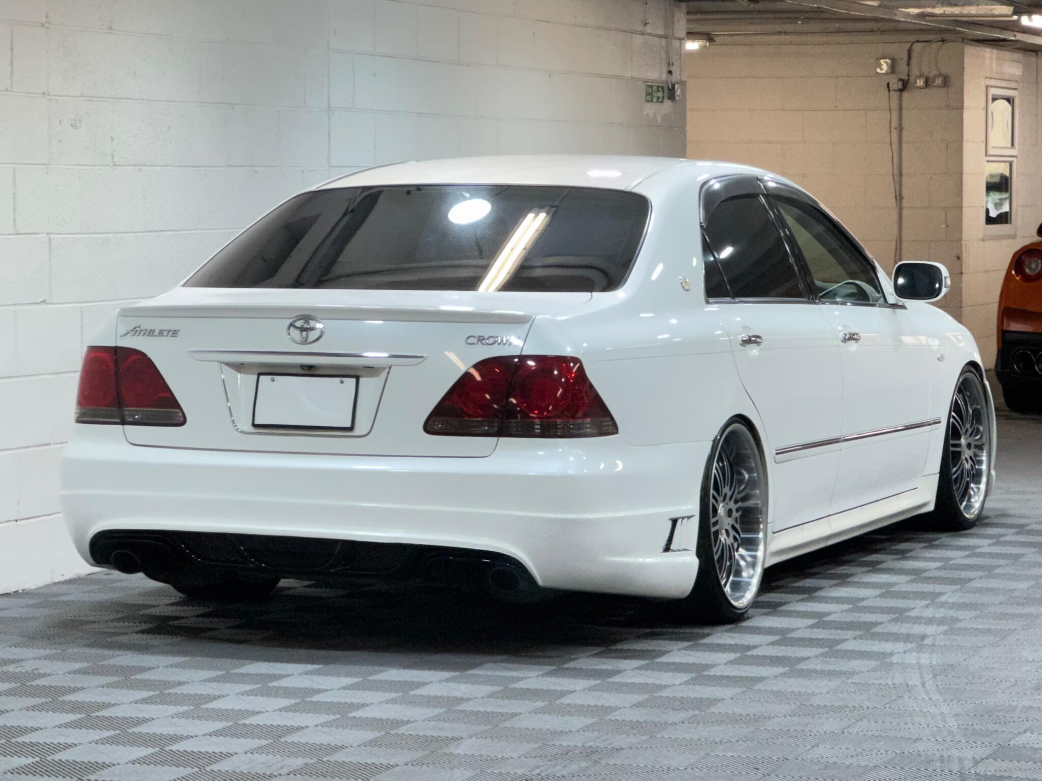 Toyota CROWN - Image 5