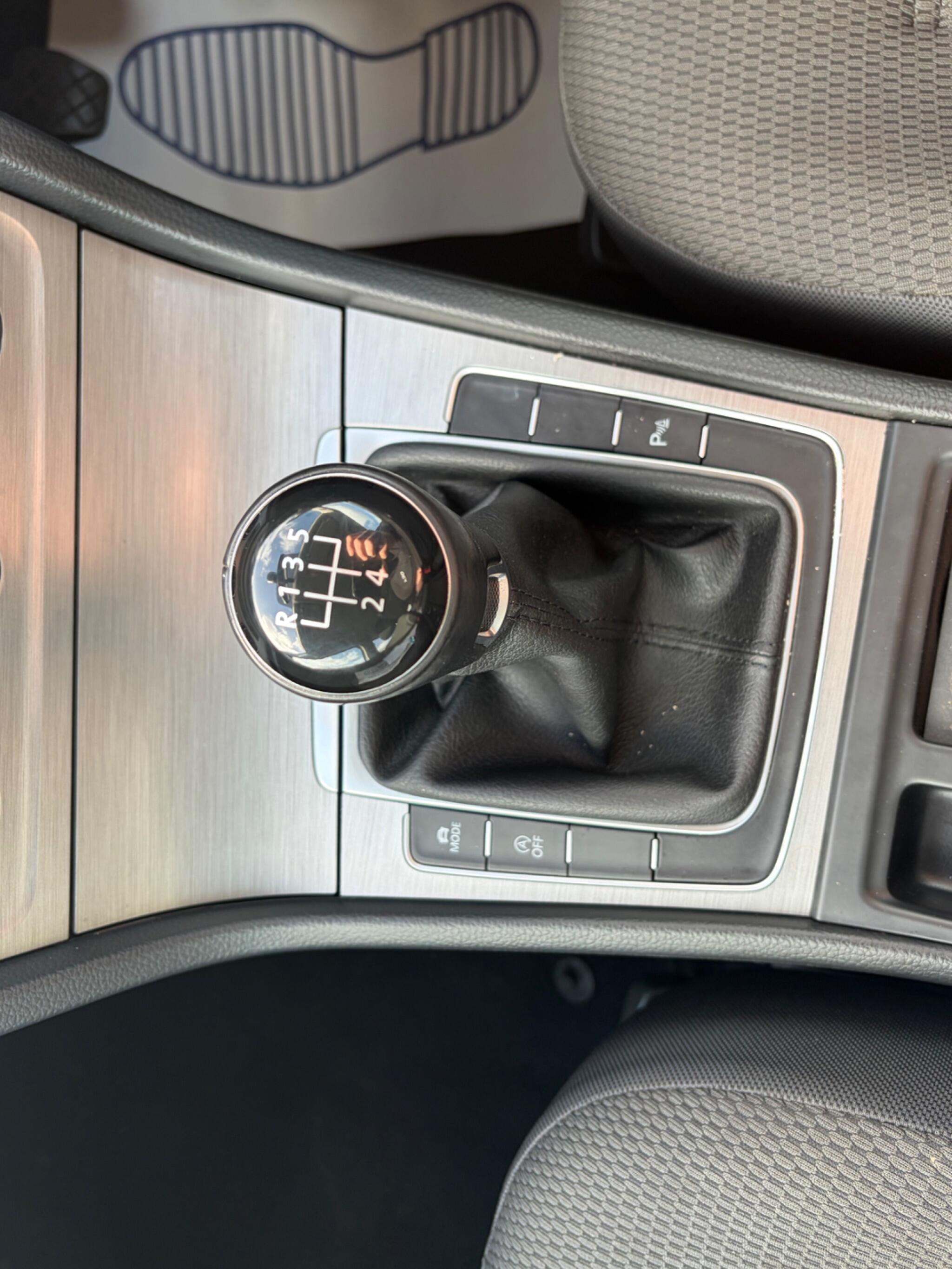 Volkswagen Golf - Image 34